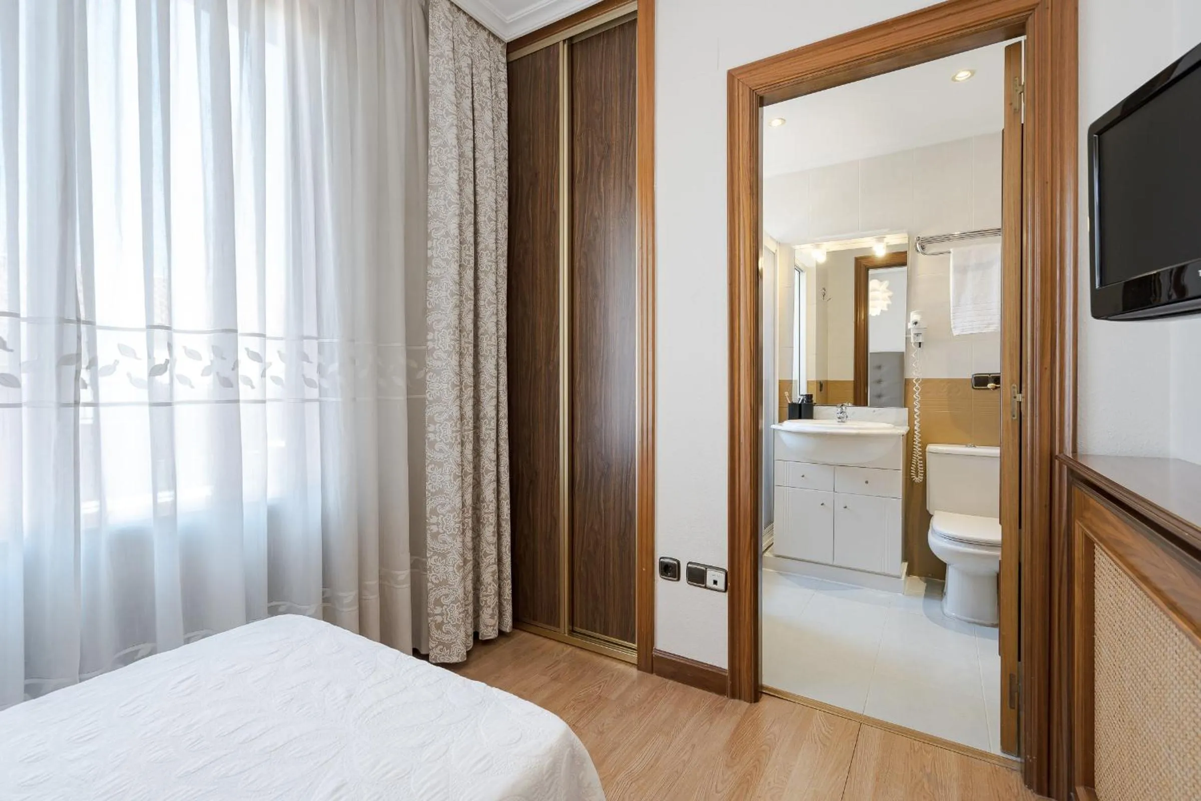 Bathroom, Bed in Hotel Eurowest