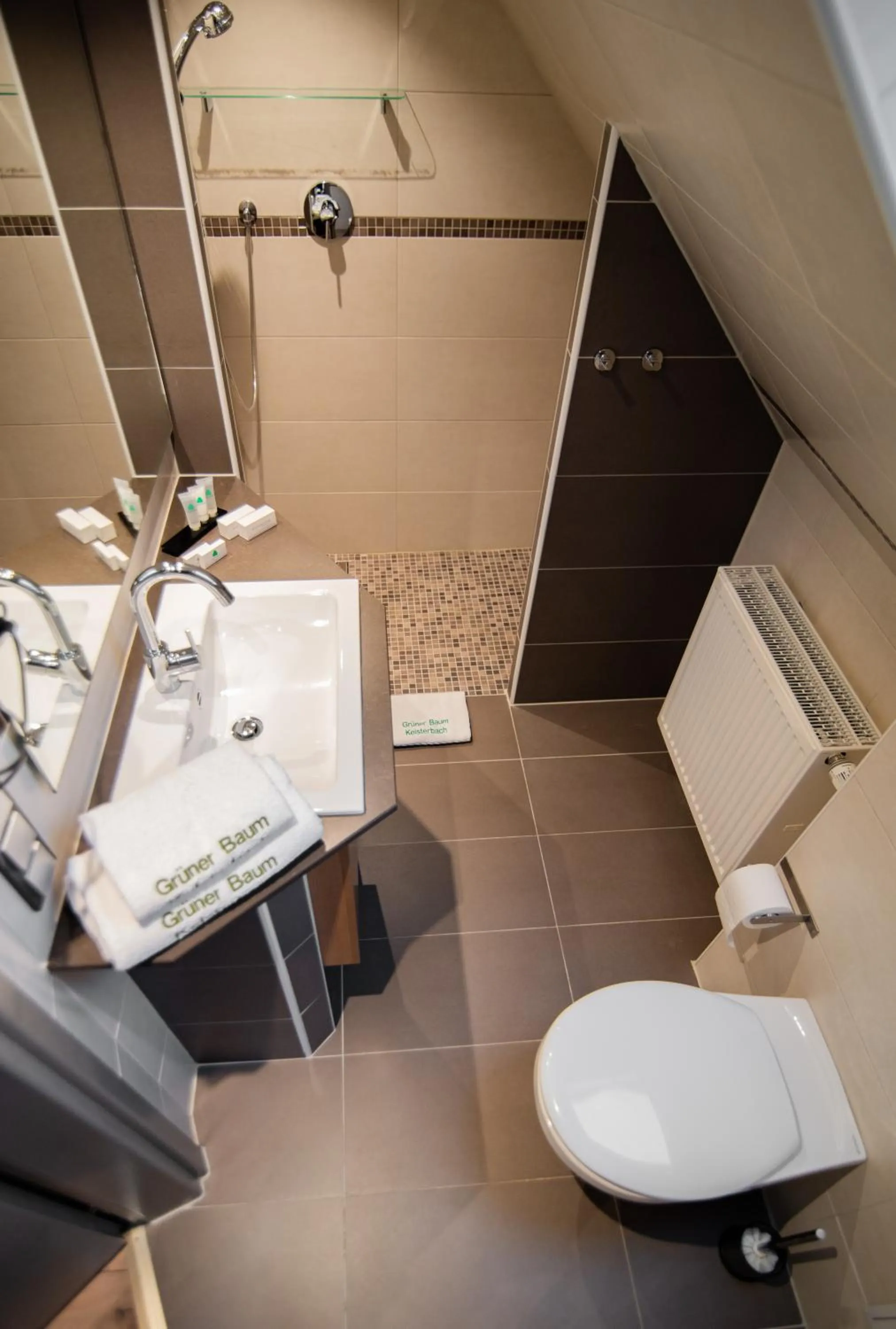 Toilet in Zum grünen Baum Hotel Frankfurt Airport