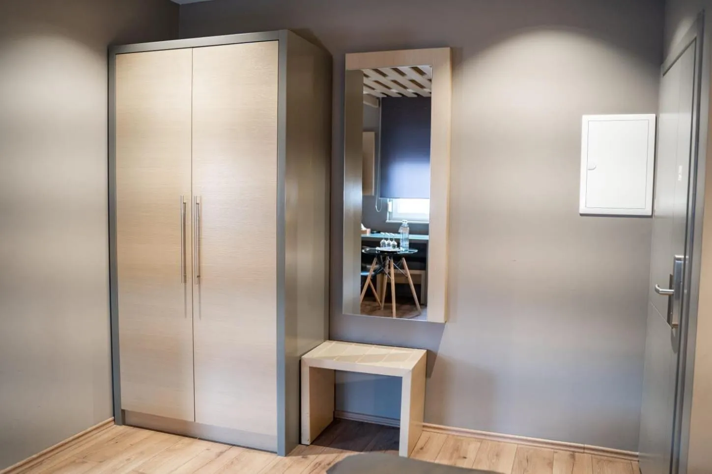 wardrobe in Zum grünen Baum Hotel Frankfurt Airport