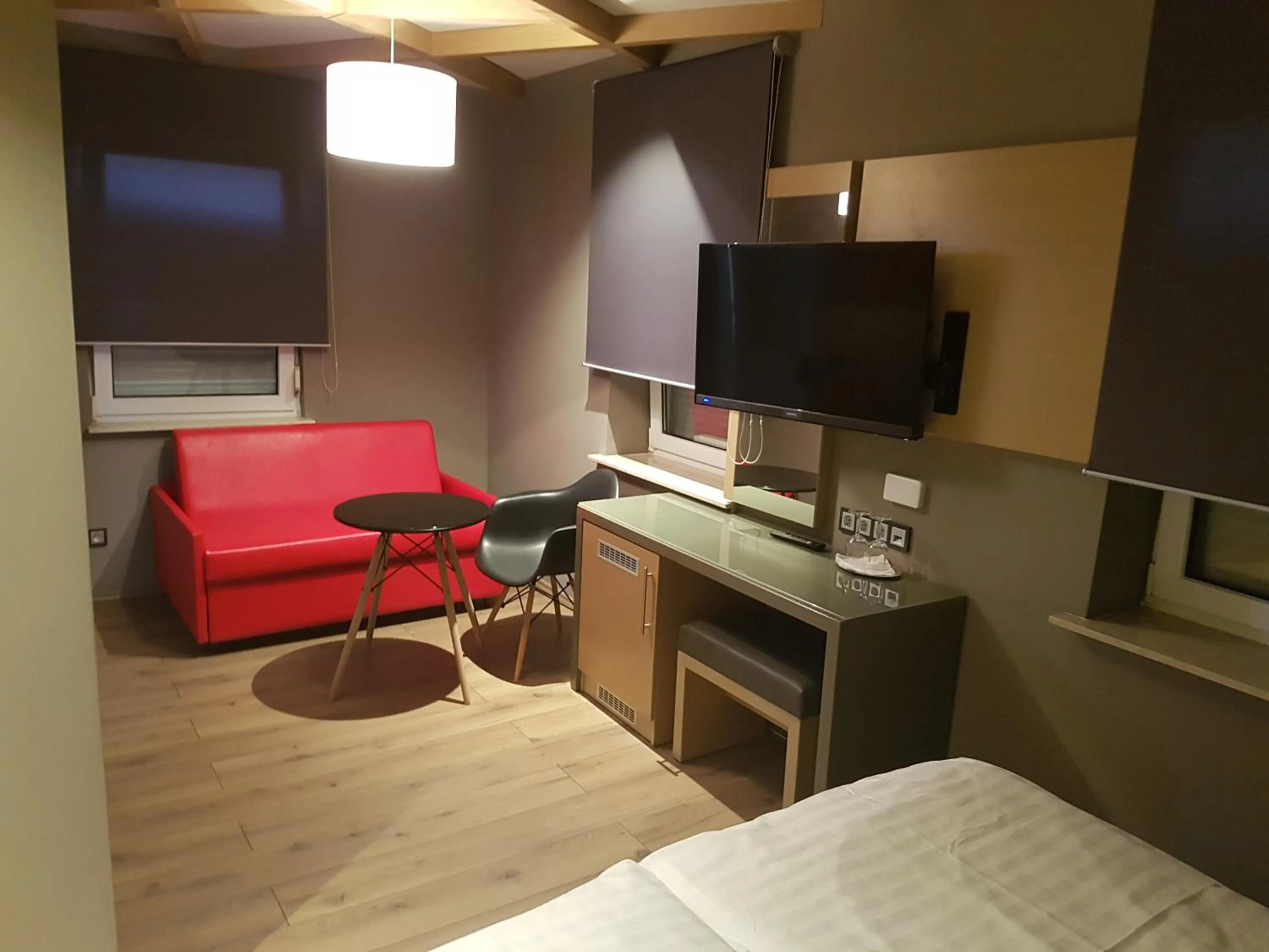 Photo of the whole room, Bed in Zum grünen Baum Hotel Frankfurt Airport