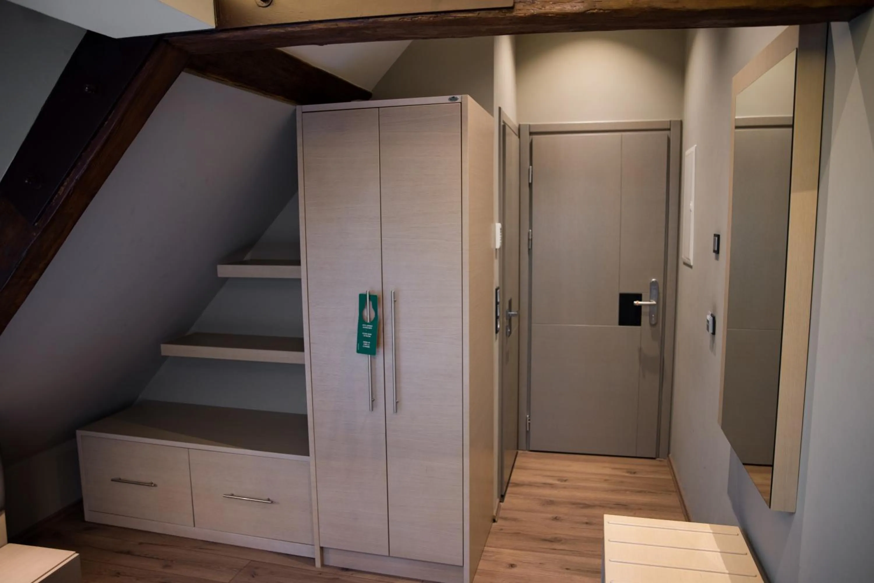 wardrobe in Zum grünen Baum Hotel Frankfurt Airport