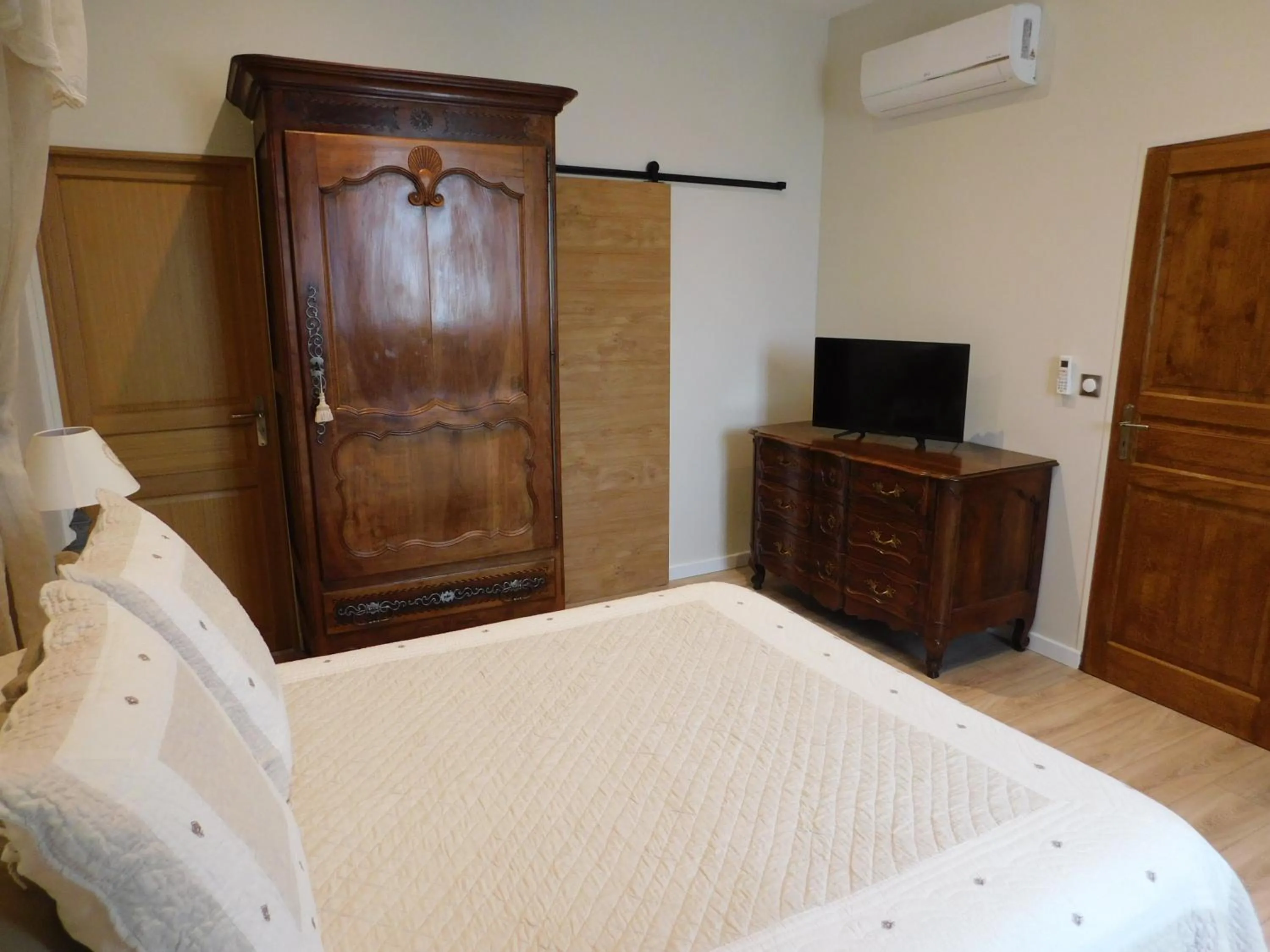 TV and multimedia, Bed in Les Jarrieres