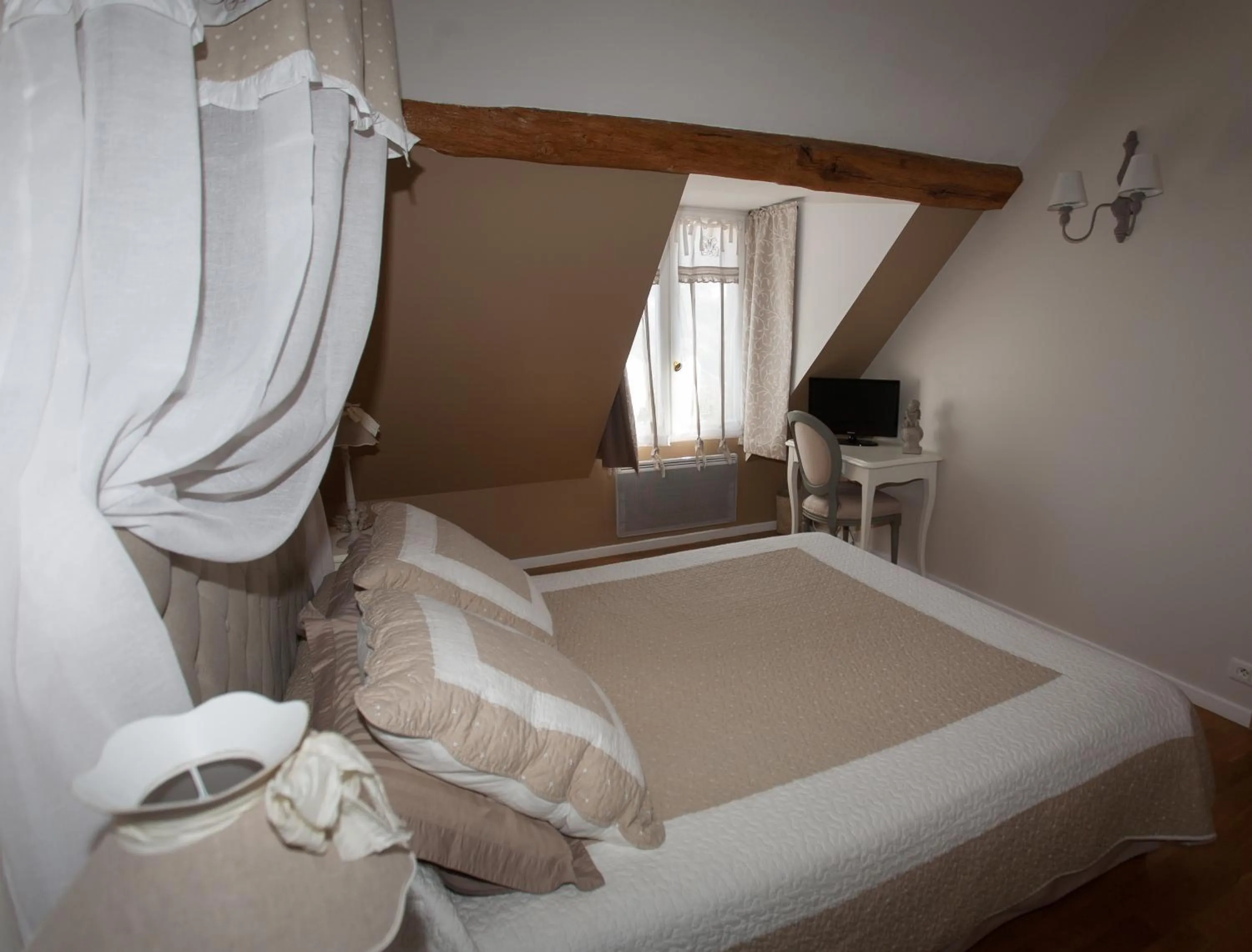 Bedroom, Bed in Les Jarrieres