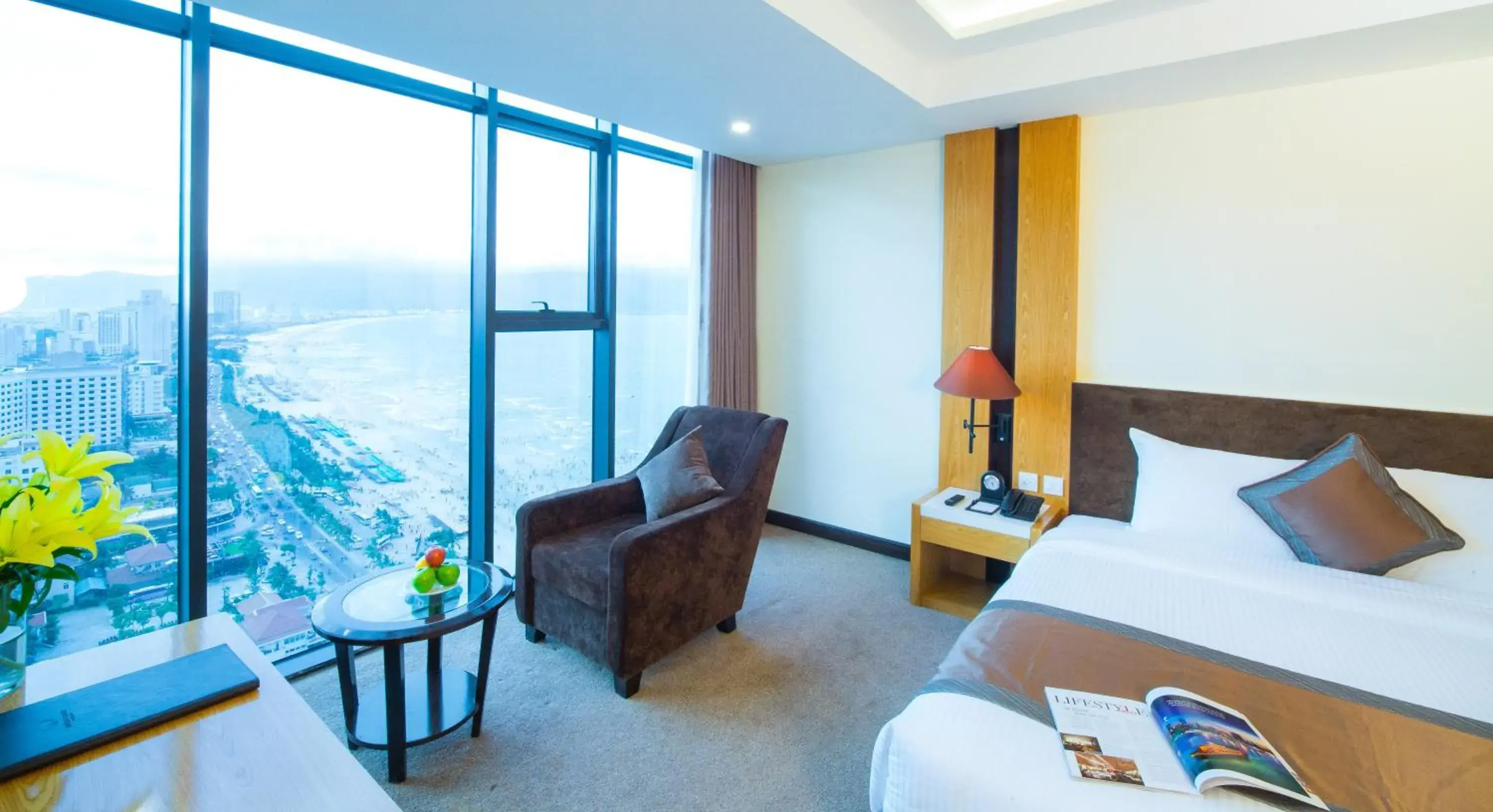 Deluxe King Room with City View in Muong Thanh Luxury Danang Beach Hotel Deluxe King Room with City View in Muong Thanh Luxury Danang Beach Hotel