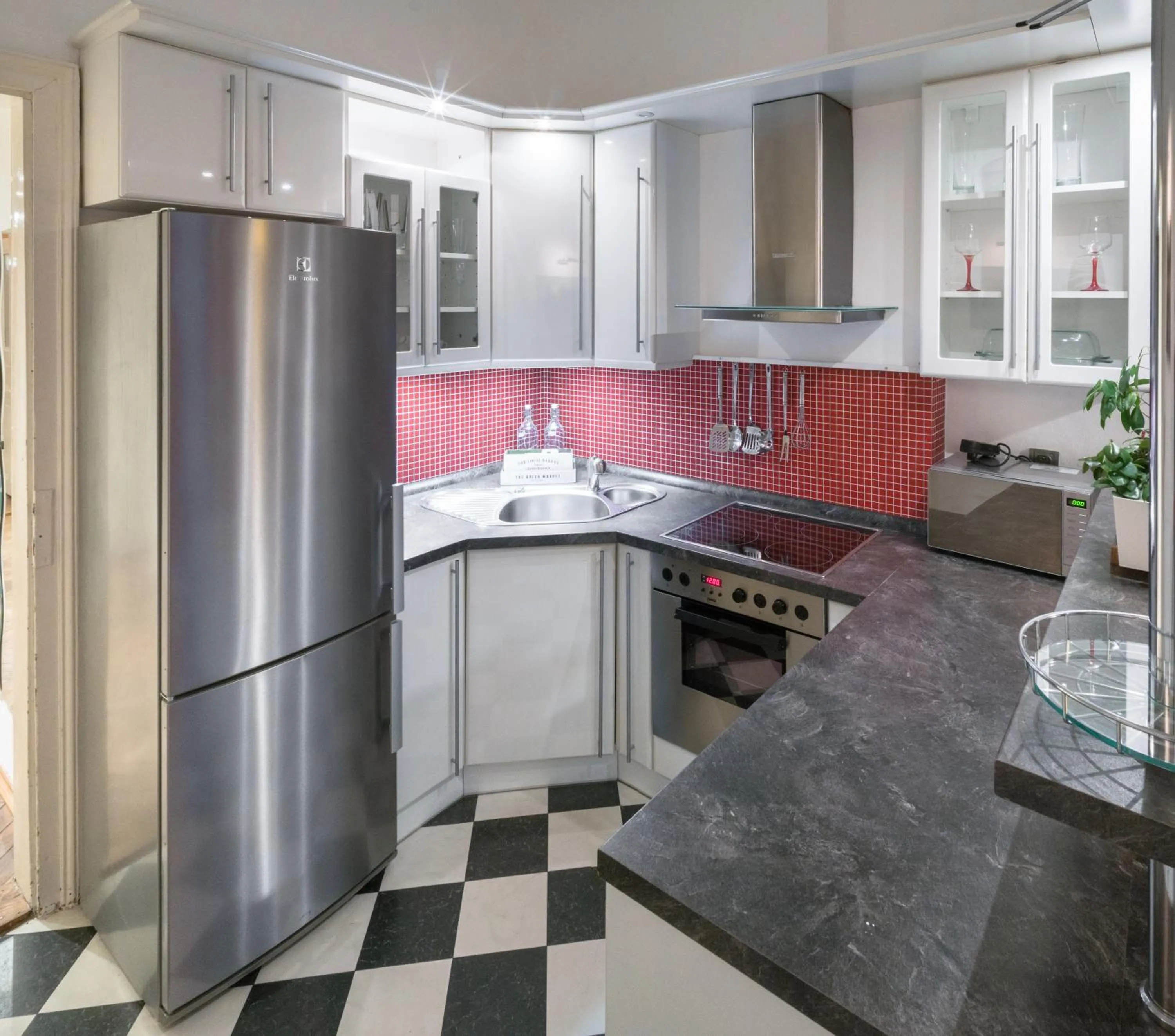 Kitchen or kitchenette in Mordecai 12 Apartments by Adrez