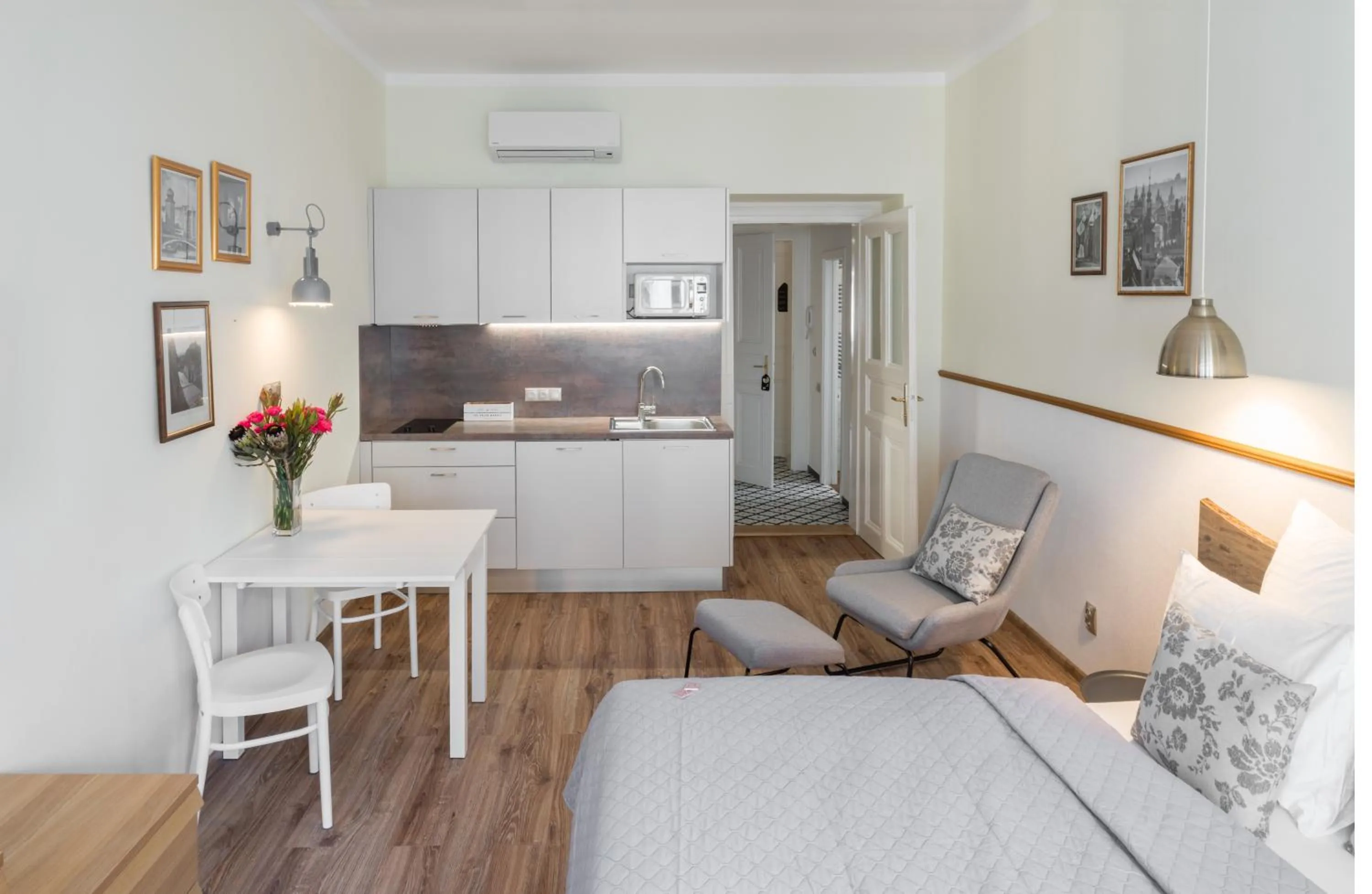 Kitchen or kitchenette, Bed in Mordecai 12 Apartments by Adrez