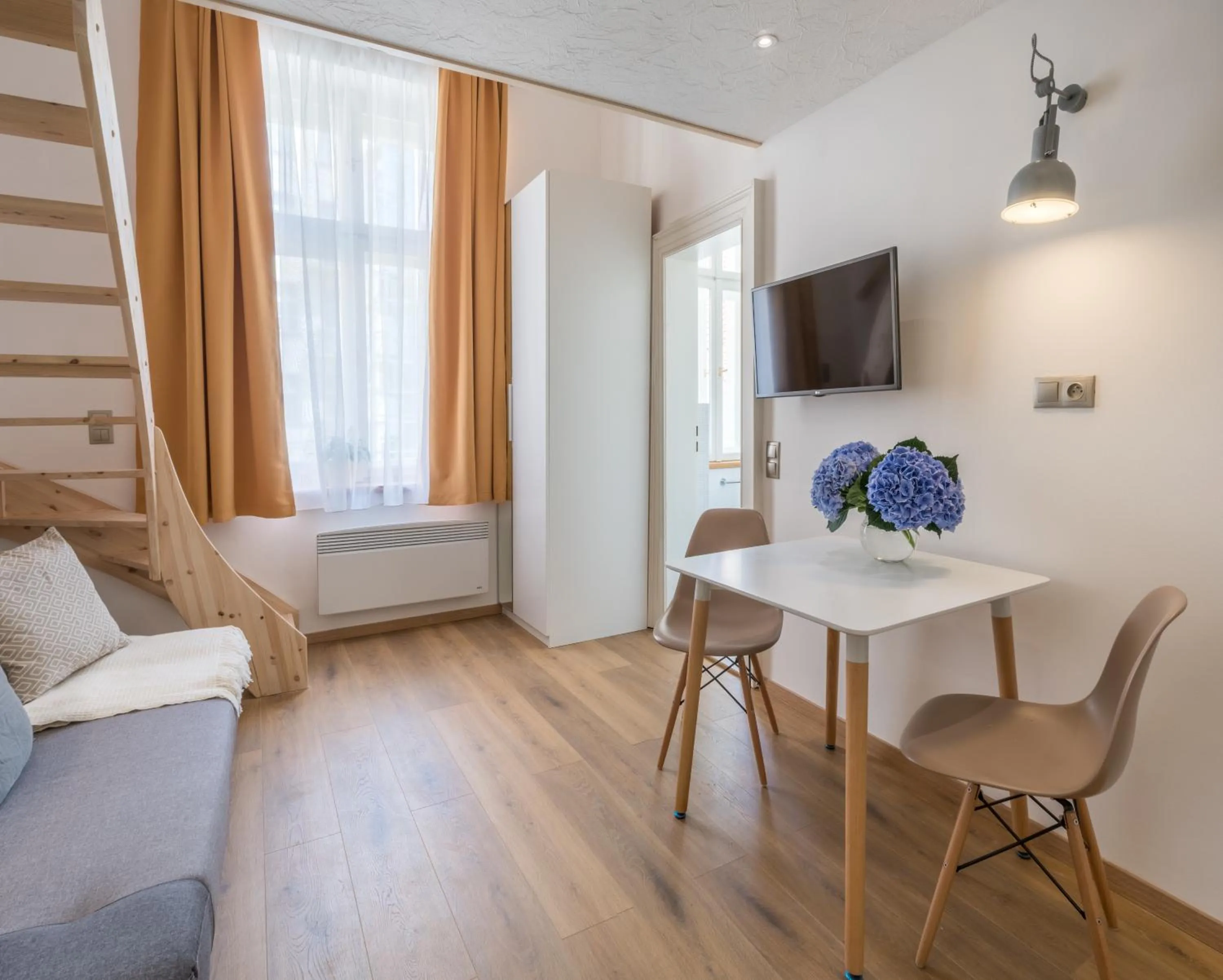 TV and multimedia, Bed in Mordecai 12 Apartments by Adrez