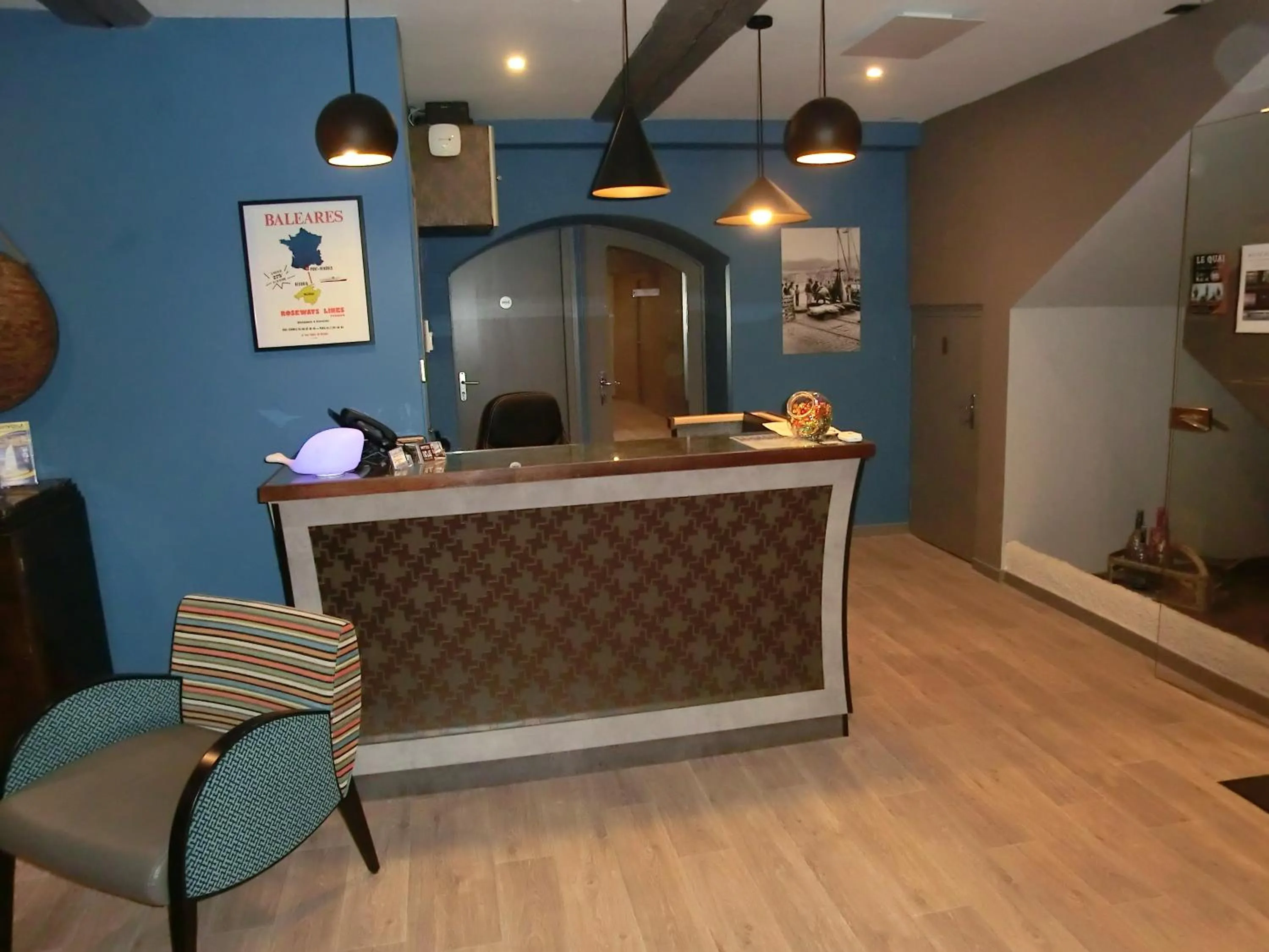 Communal lounge/ TV room in Hotel Sur Le Quai