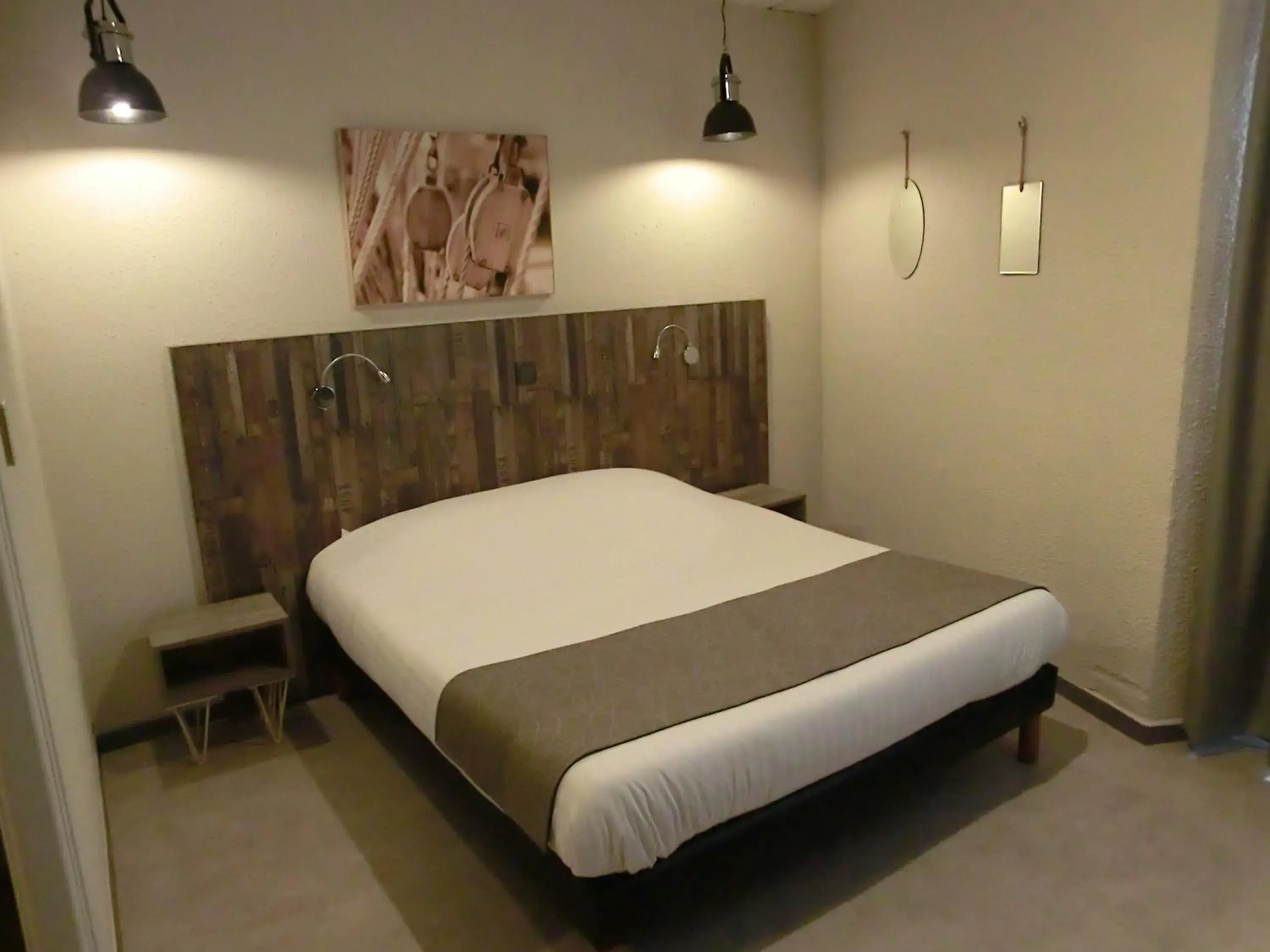 Standard Quadruple Room in Hotel Sur Le Quai Standard Quadruple Room in Hotel Sur Le Quai