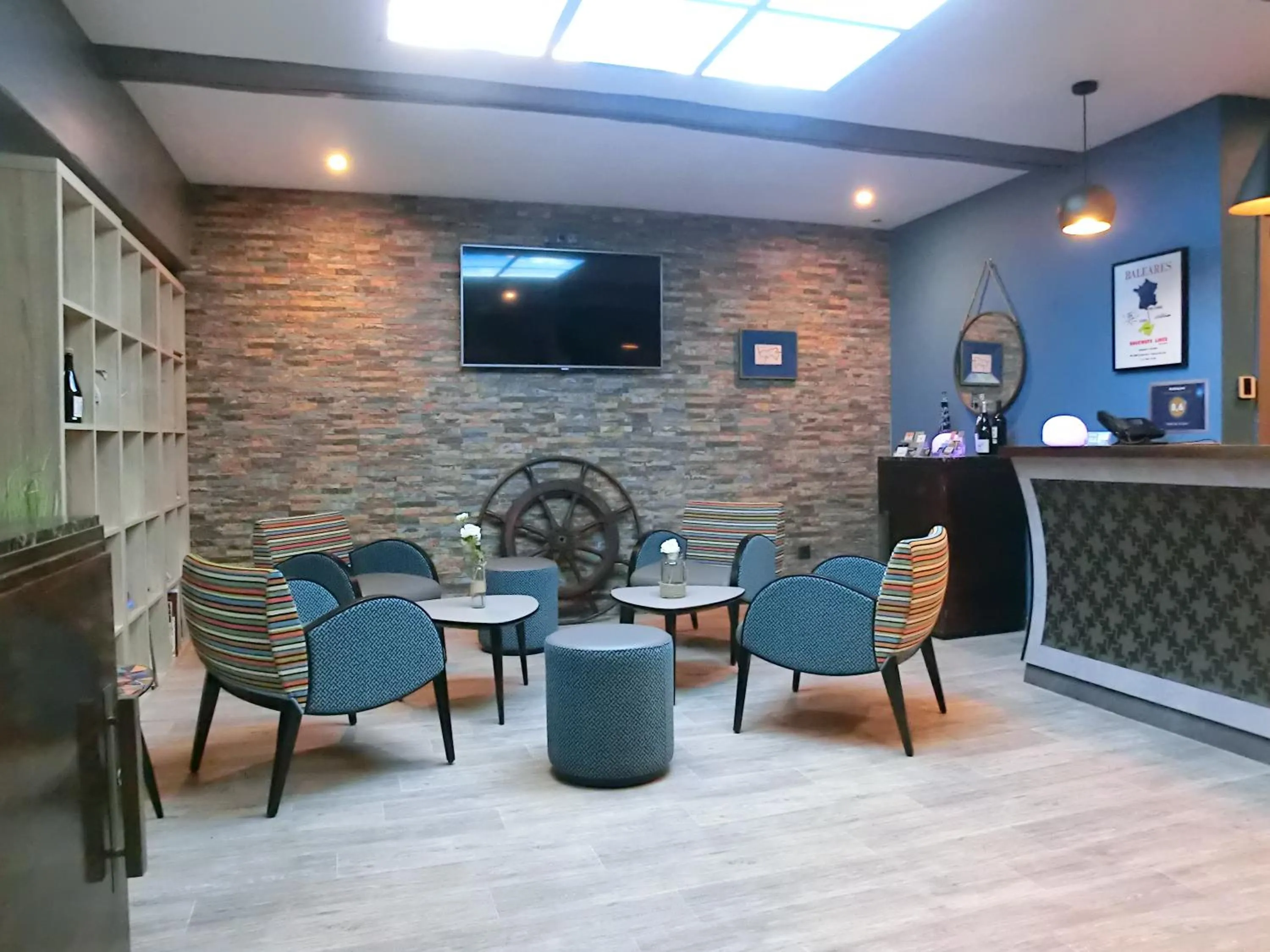 Communal lounge/ TV room in Hotel Sur Le Quai