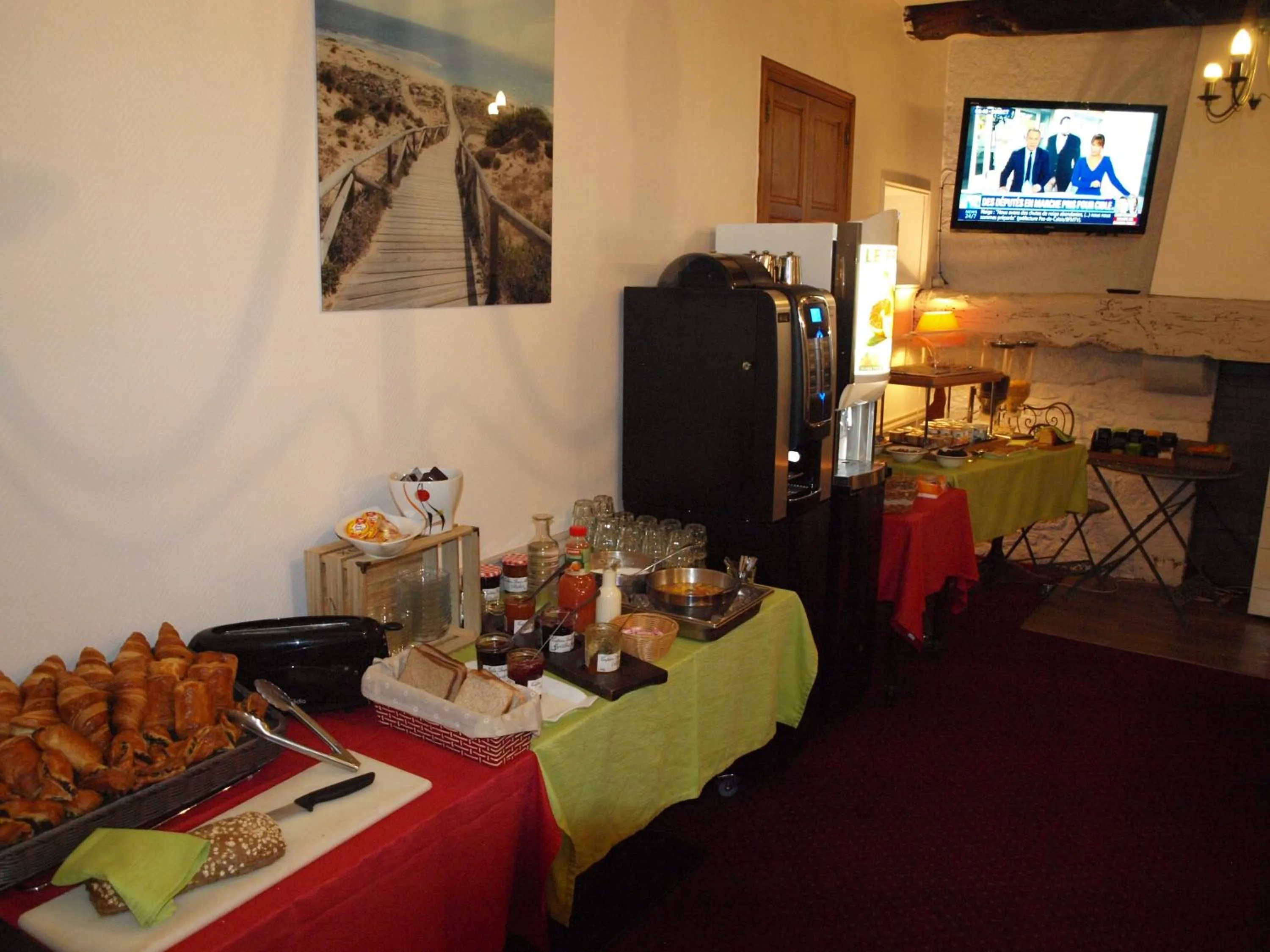 Breakfast in Auberge Du Cheval Blanc - Logis Hotel