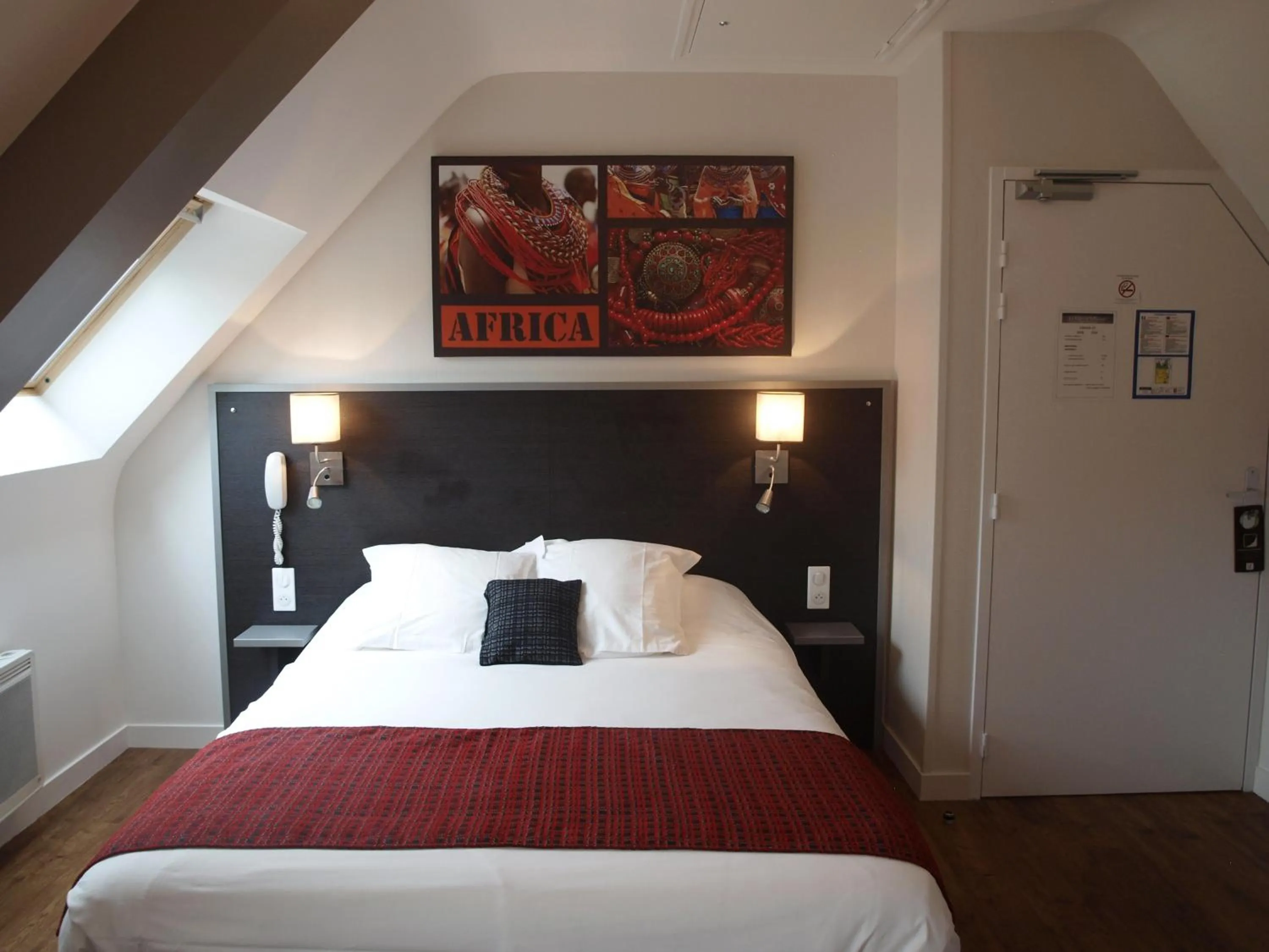 Bed in Auberge Du Cheval Blanc - Logis Hotel