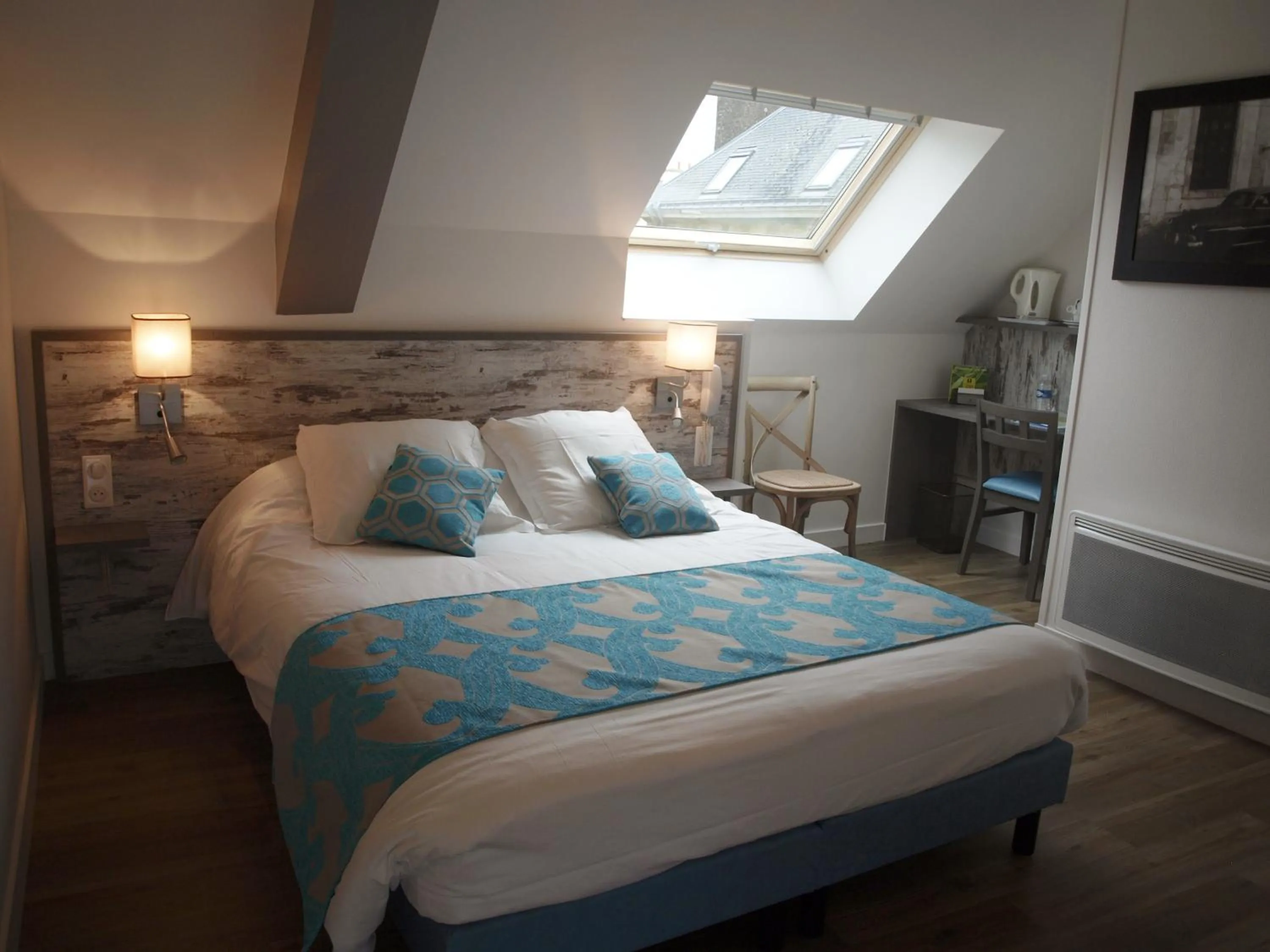 Bed in Auberge Du Cheval Blanc - Logis Hotel