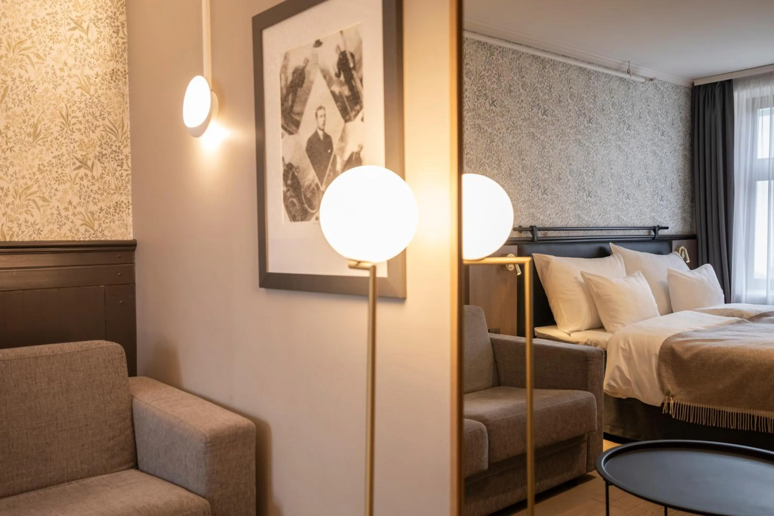 Seating area, Bed in Home Hotel Hammer