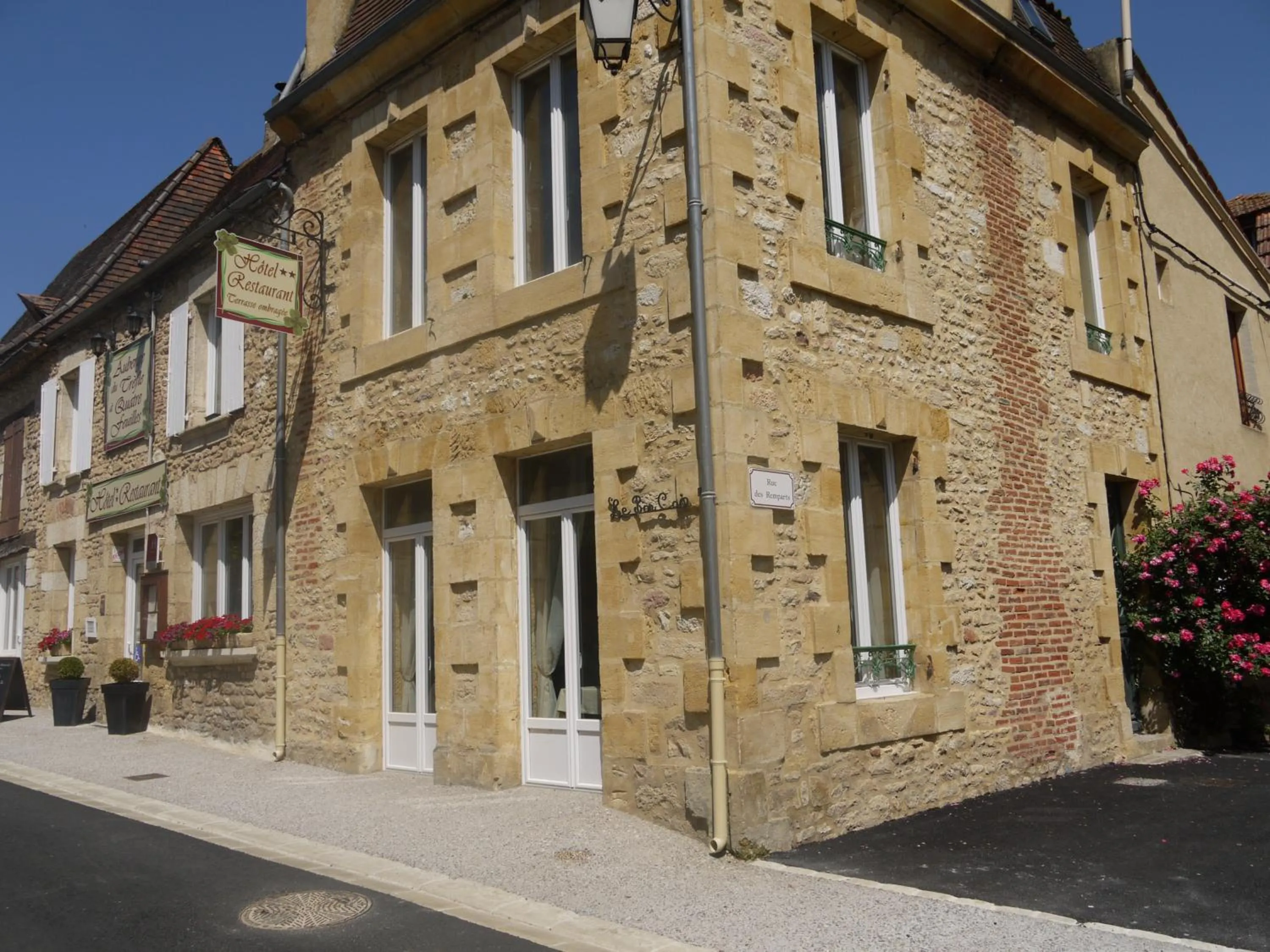Facade/entrance in Le Trèfle à Quatre Feuilles