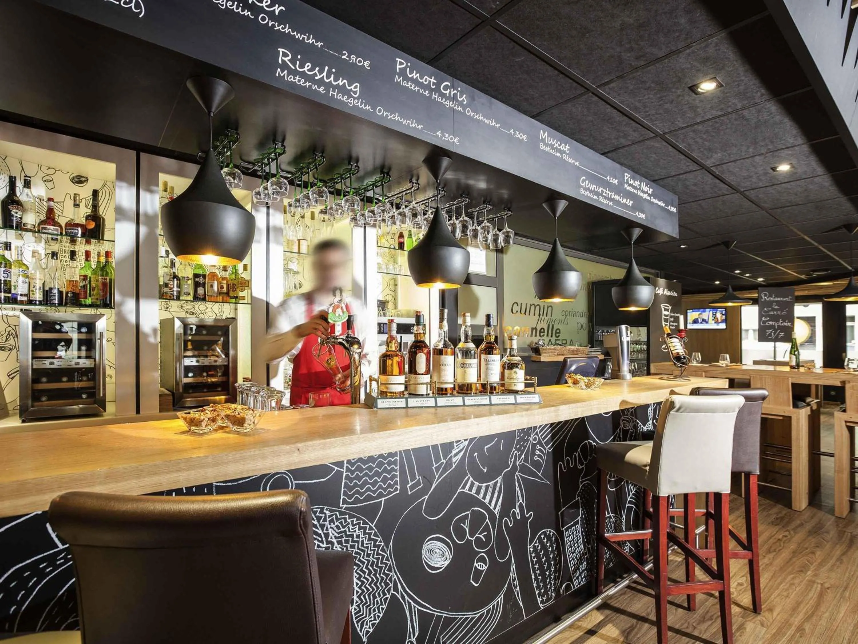 Lounge or bar in Ibis Aéroport Bâle Mulhouse