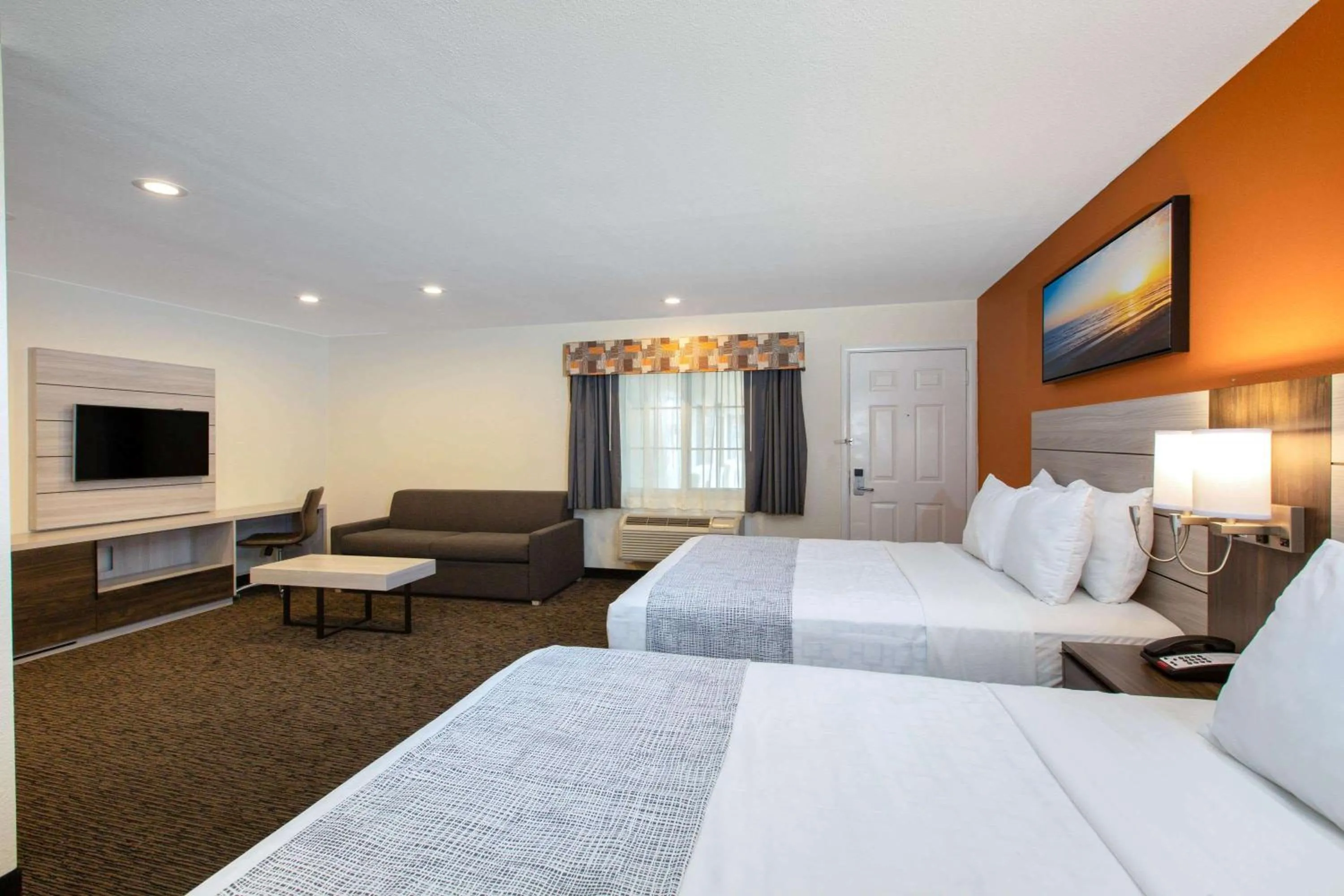 Photo of the whole room, Bed in Days Inn by Wyndham Monterey-Fisherman's Wharf Aquarium