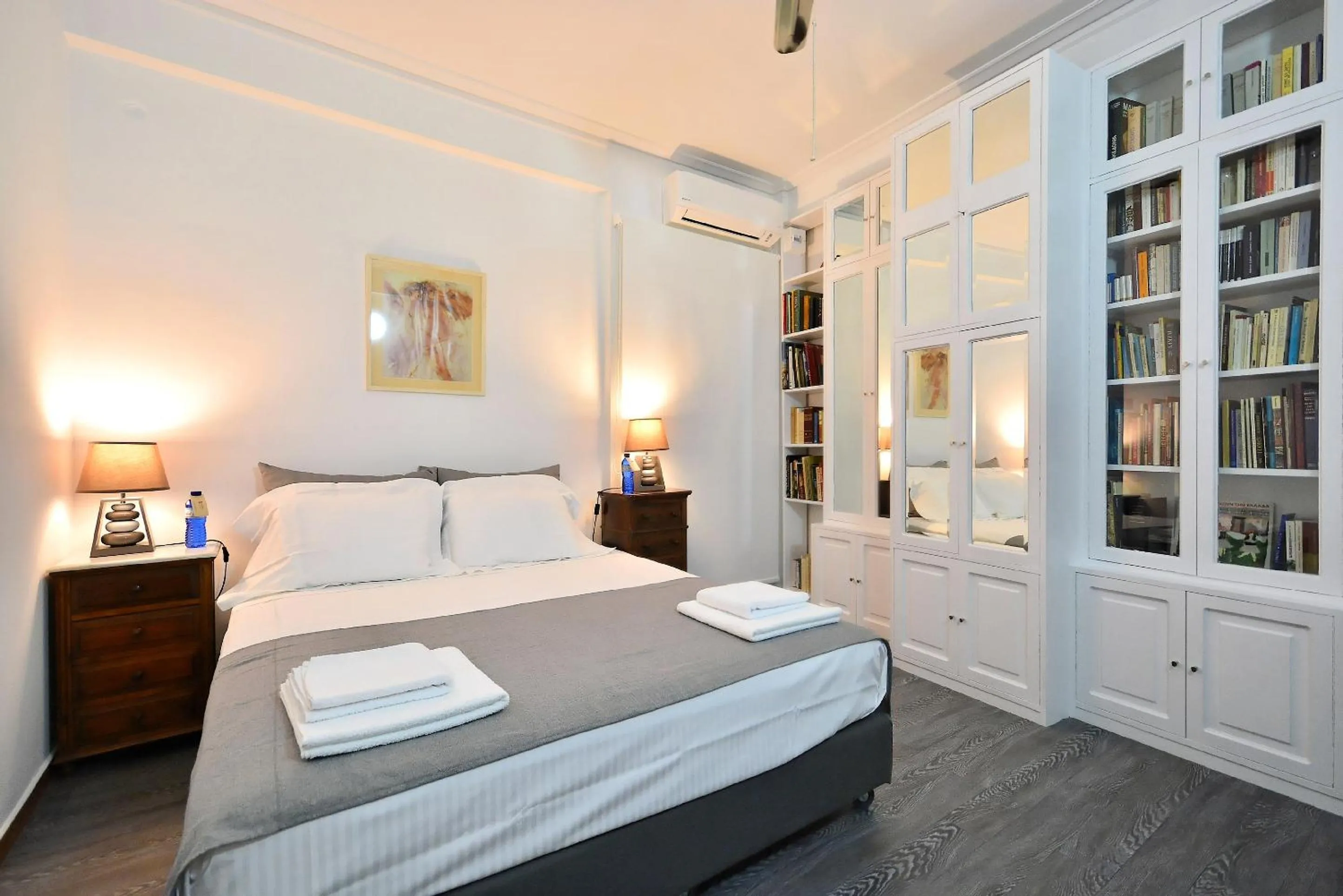 Library, Bed in Plaka Elegant Apartment