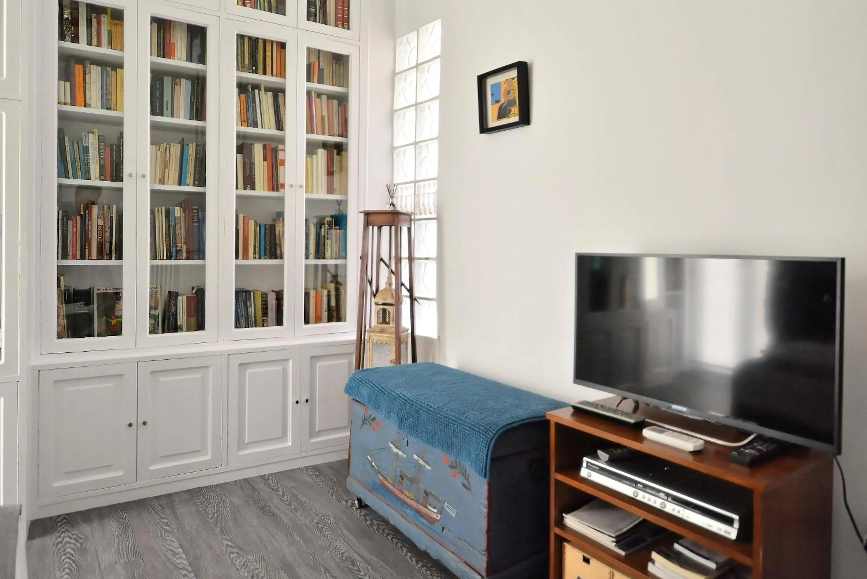 Library in Plaka Elegant Apartment