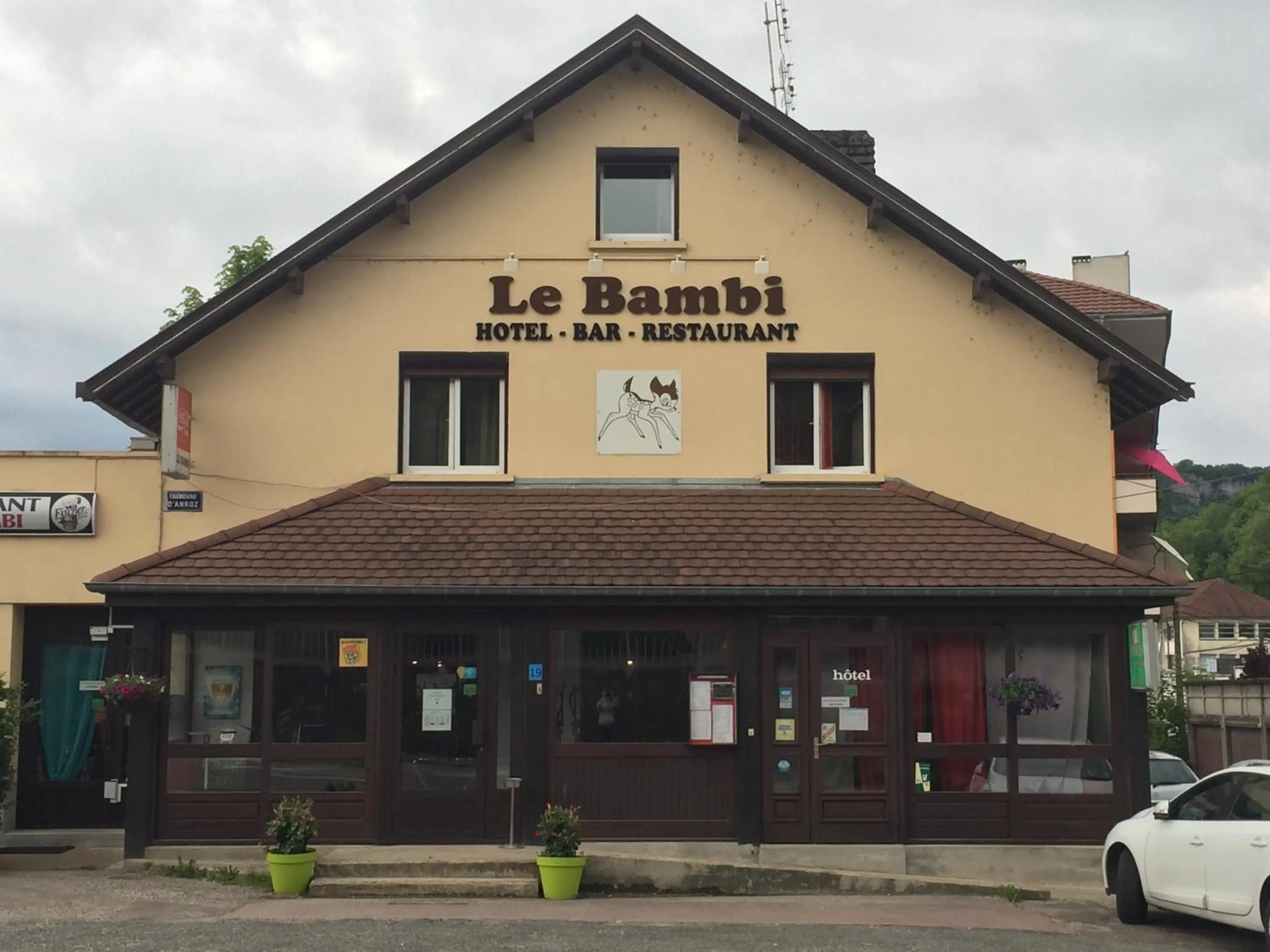 Facade/entrance in Hôtel Le Bambi