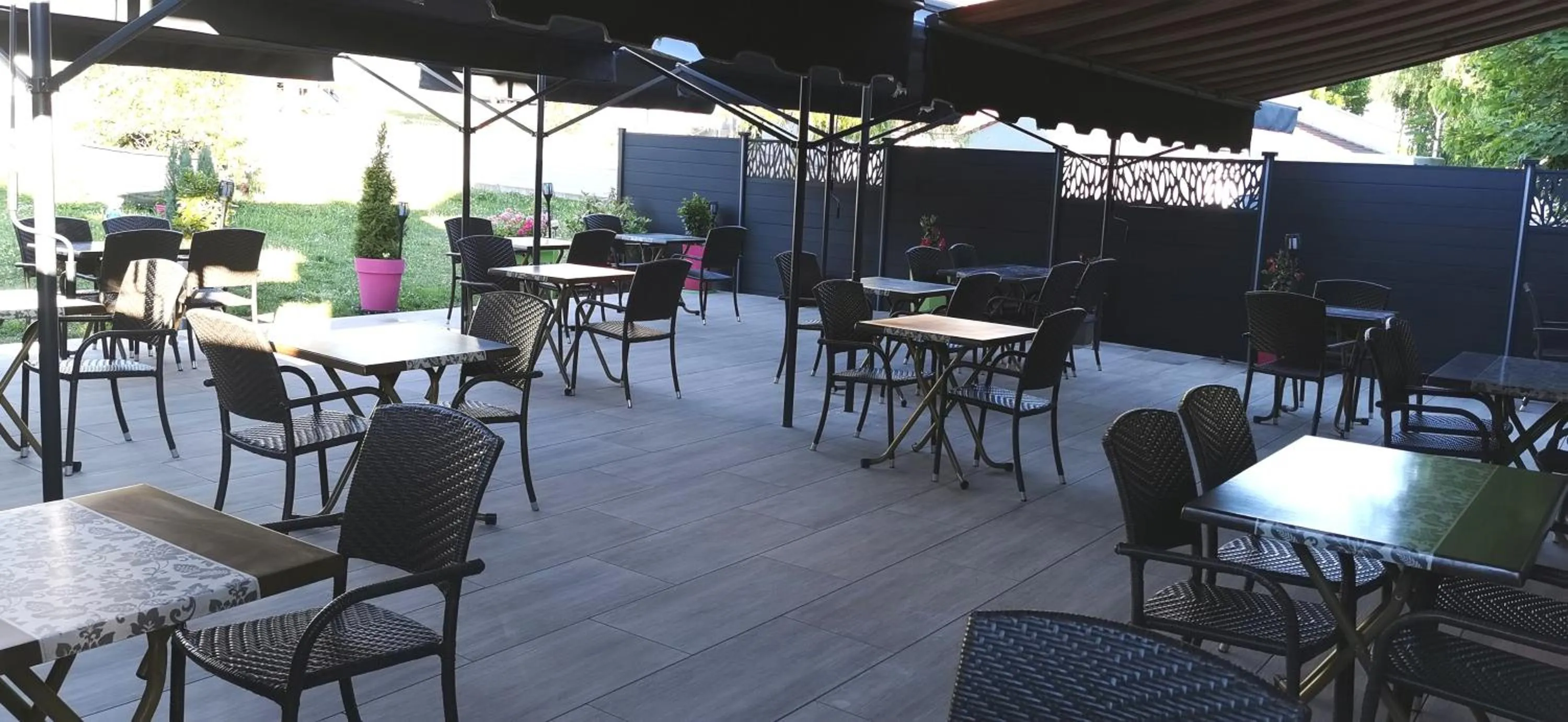 Patio in Hôtel Le Bambi