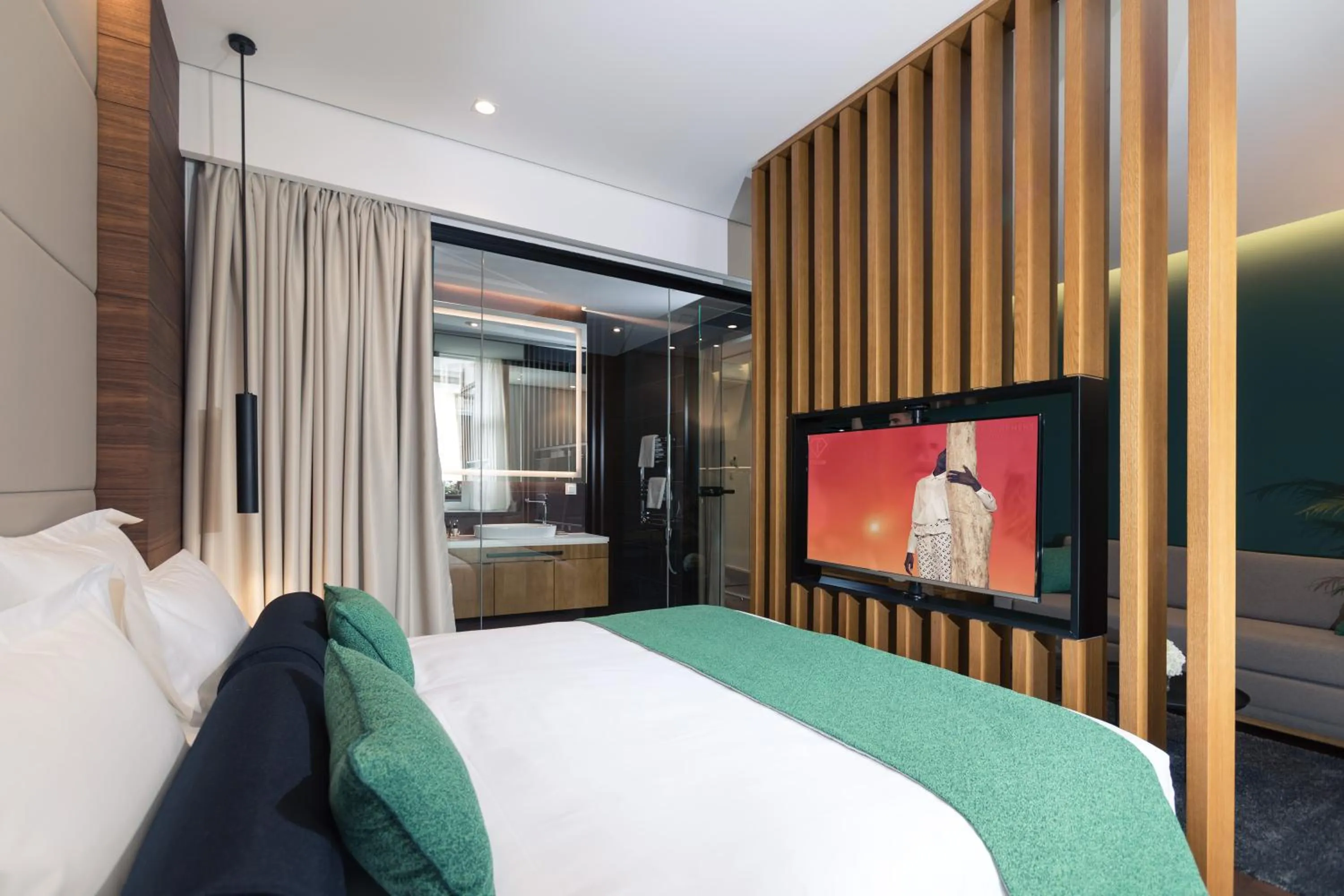Bathroom, Bed in Dominic Smart & Luxury Suites - Parliament