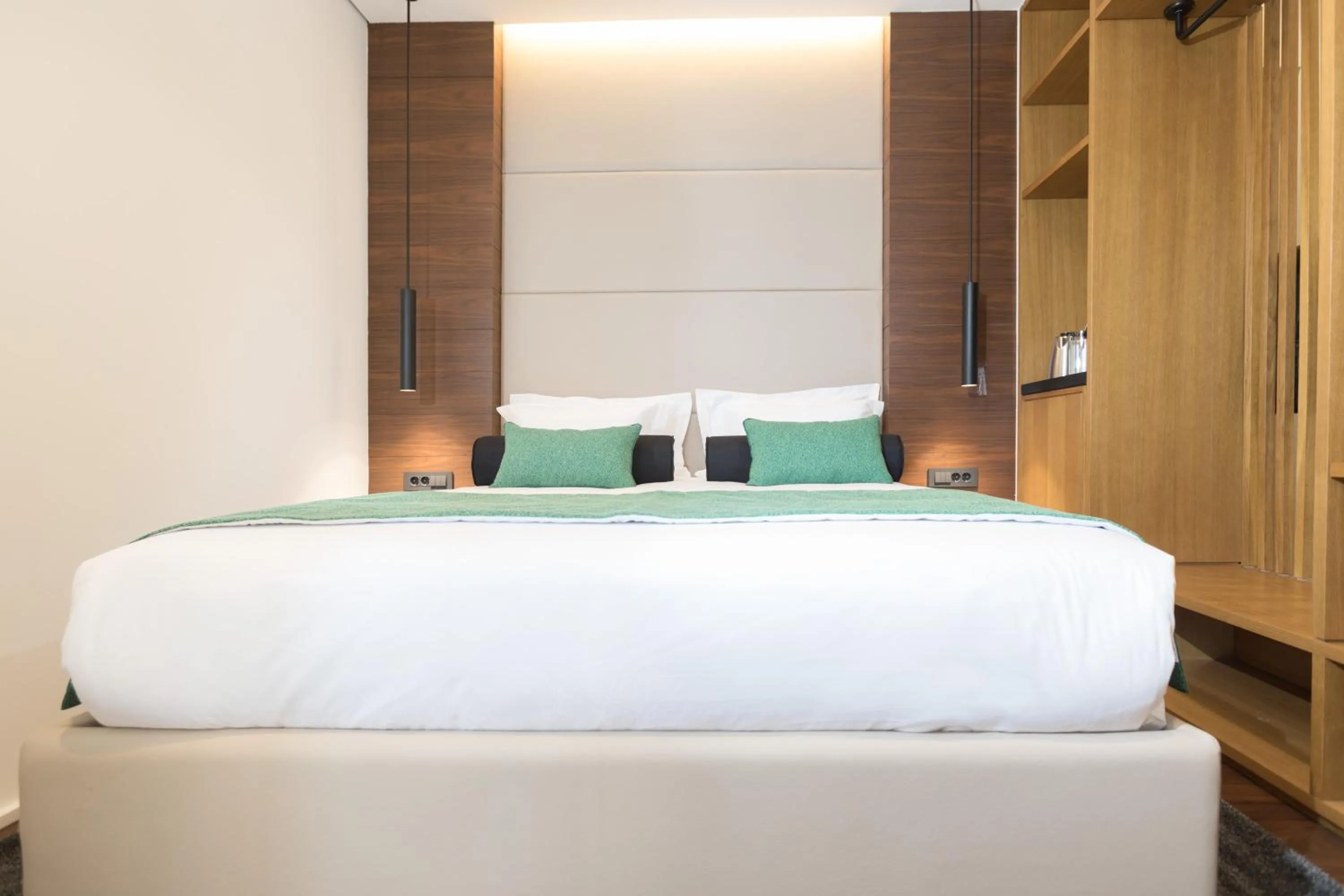 Bedroom, Bed in Dominic Smart & Luxury Suites - Parliament