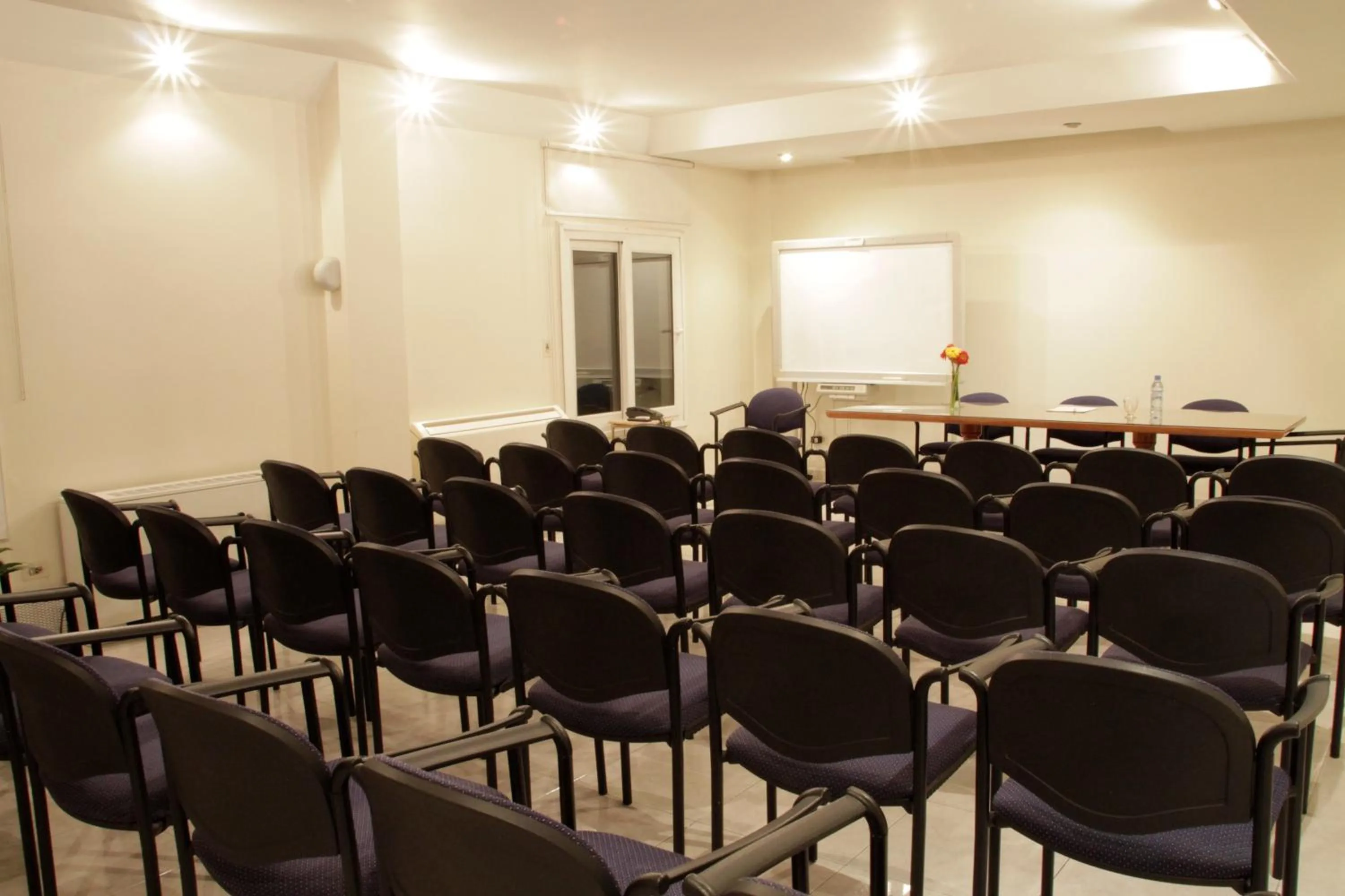 Meeting/conference room in Hotel Crillon Mendoza
