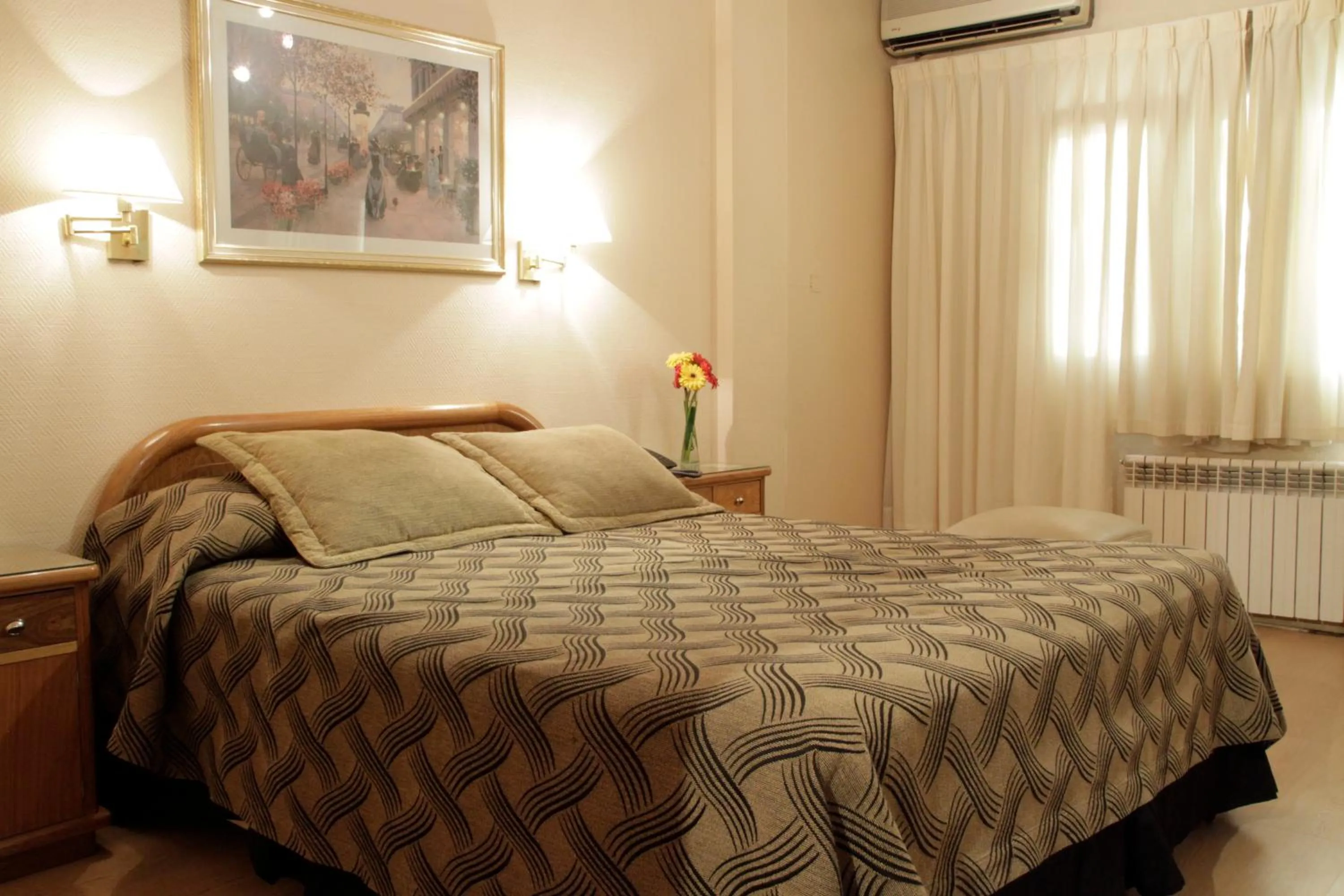 Photo of the whole room, Bed in Hotel Crillon Mendoza