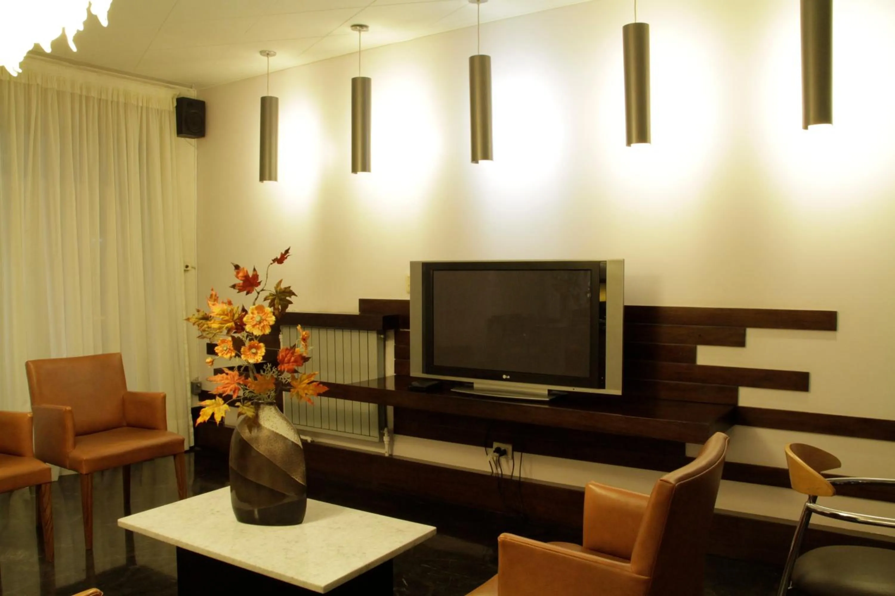 Communal lounge/ TV room in Hotel Crillon Mendoza
