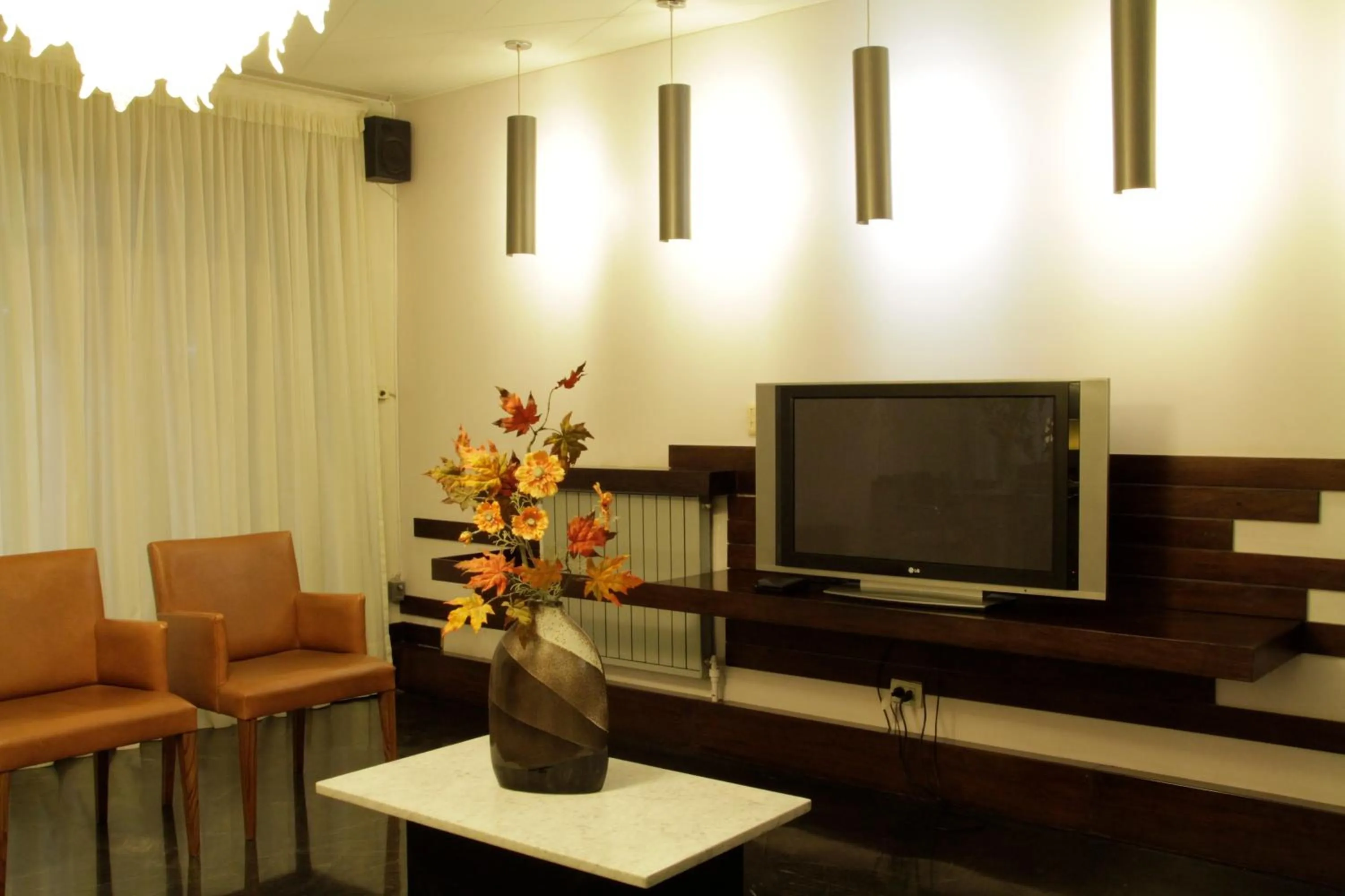 Communal lounge/ TV room in Hotel Crillon Mendoza