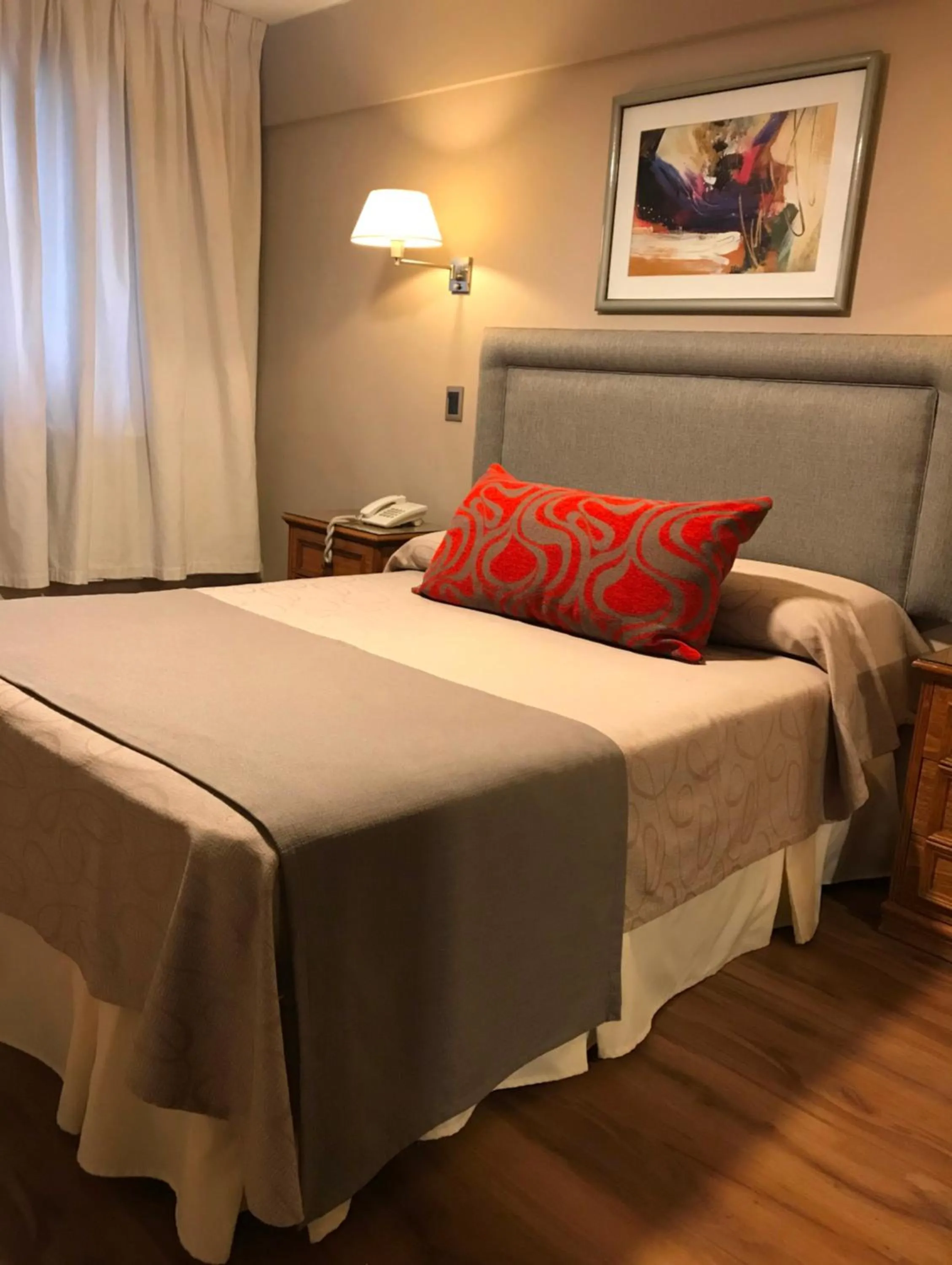 Photo of the whole room, Bed in Hotel Crillon Mendoza