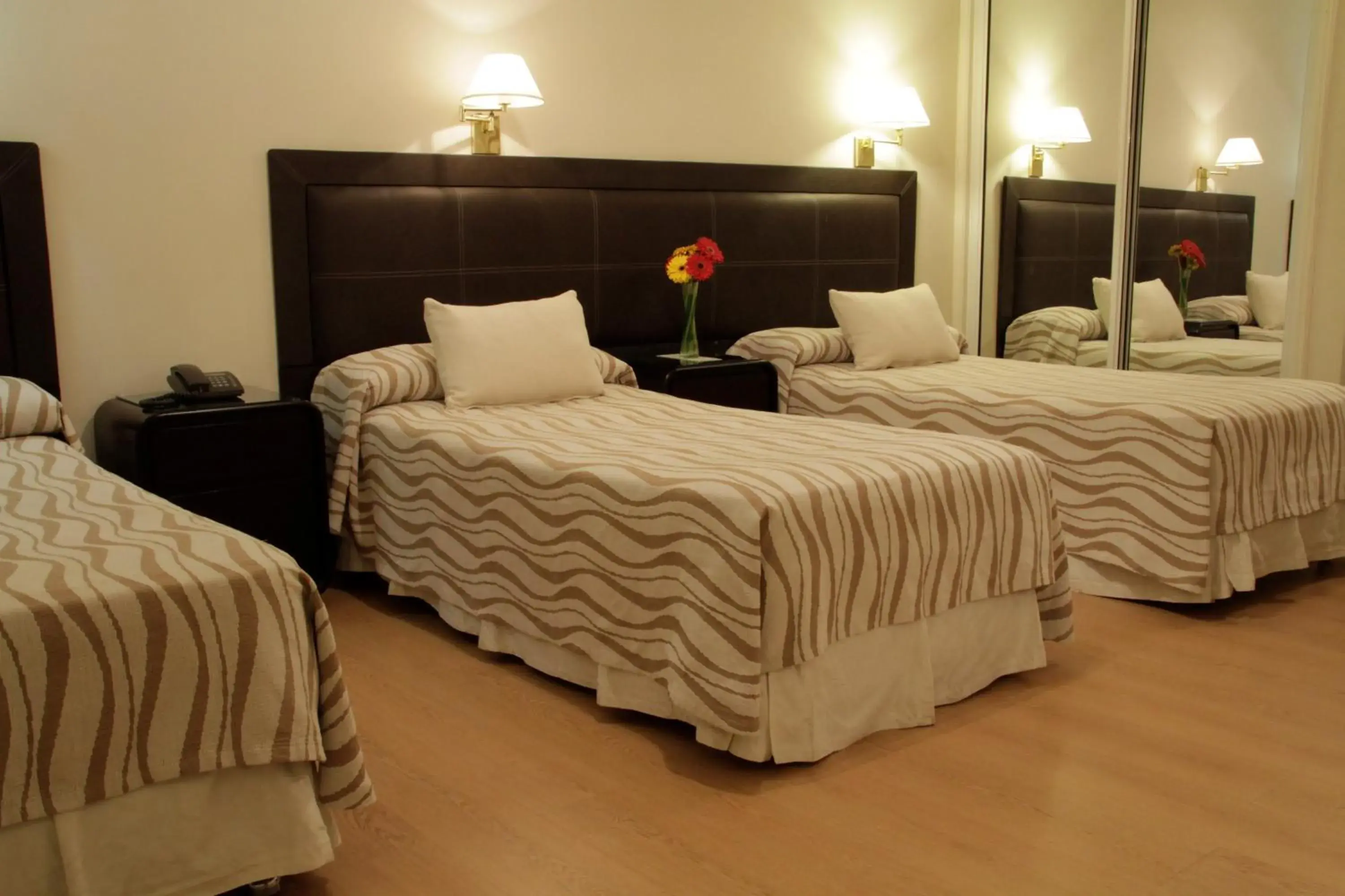 Standard Triple Room in Hotel Crillon Mendoza Standard Triple Room in Hotel Crillon Mendoza