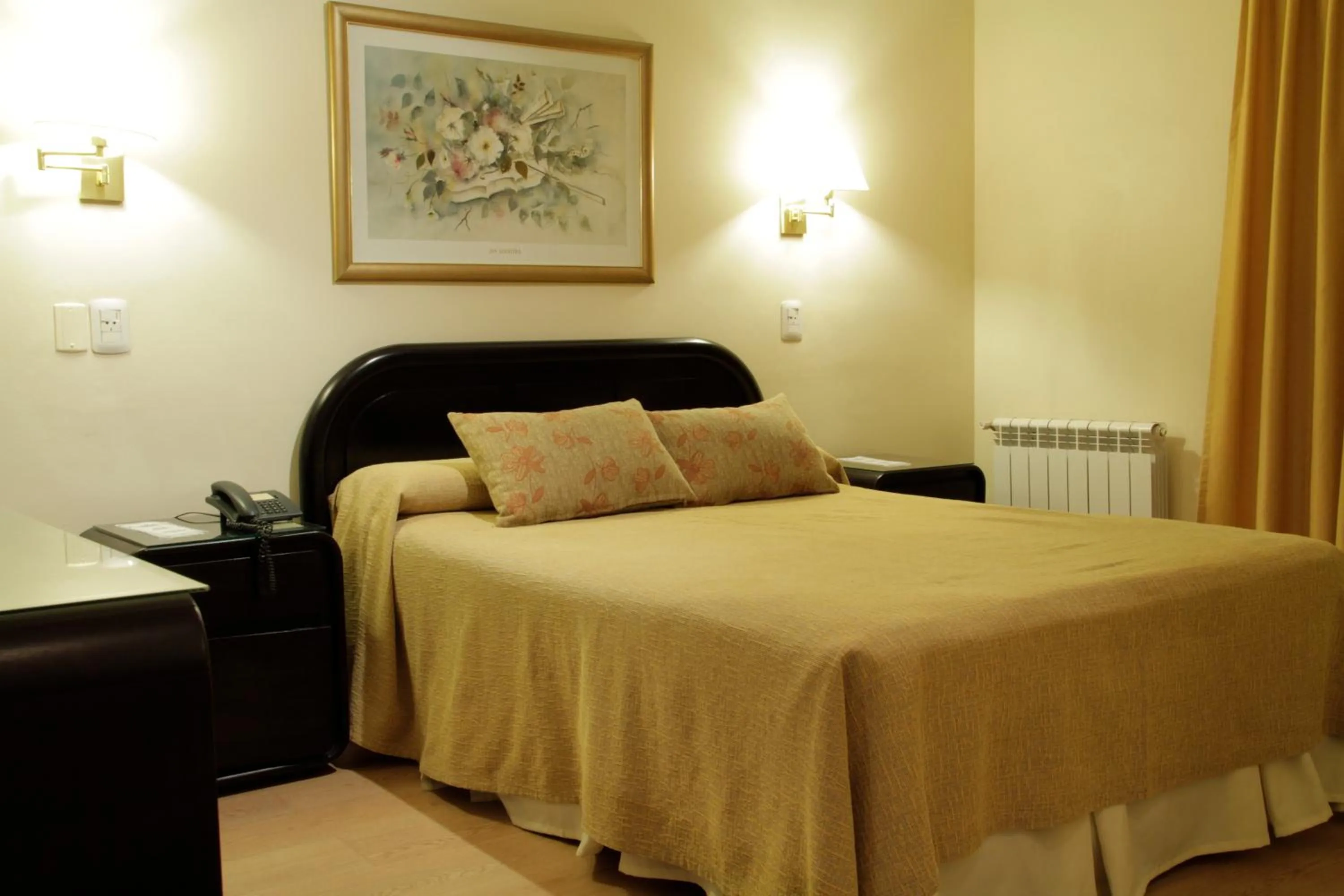 Bedroom, Bed in Hotel Crillon Mendoza