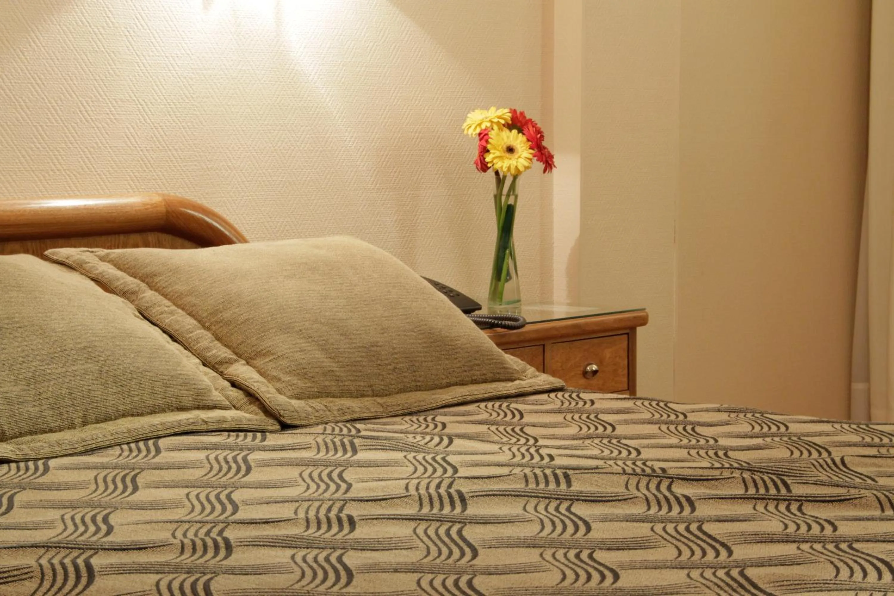 Bedroom, Bed in Hotel Crillon Mendoza