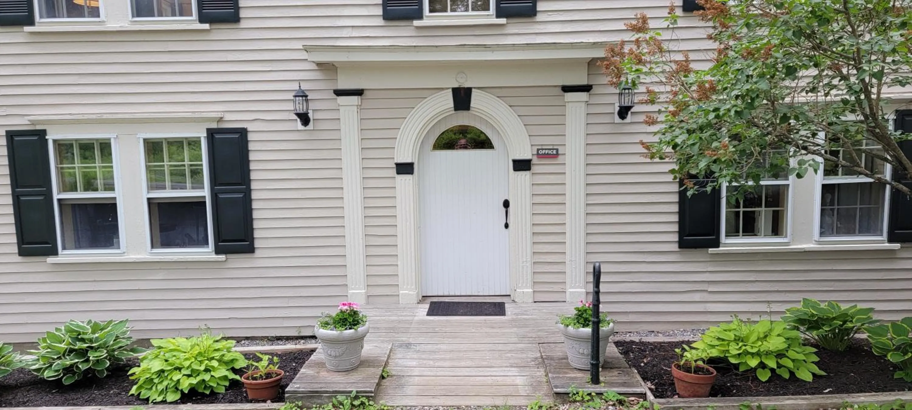 Facade/entrance in Hawks House Inn