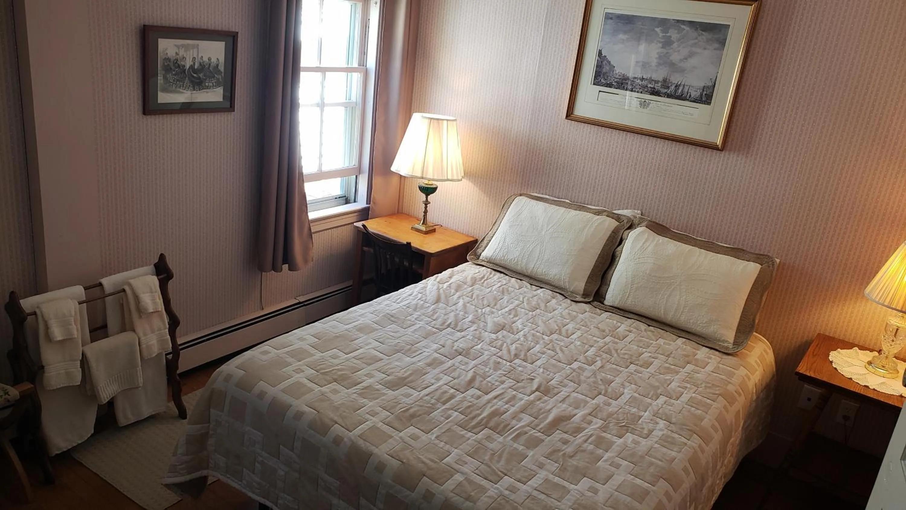 Double Room with Shared Bathroom in Hawks House Inn