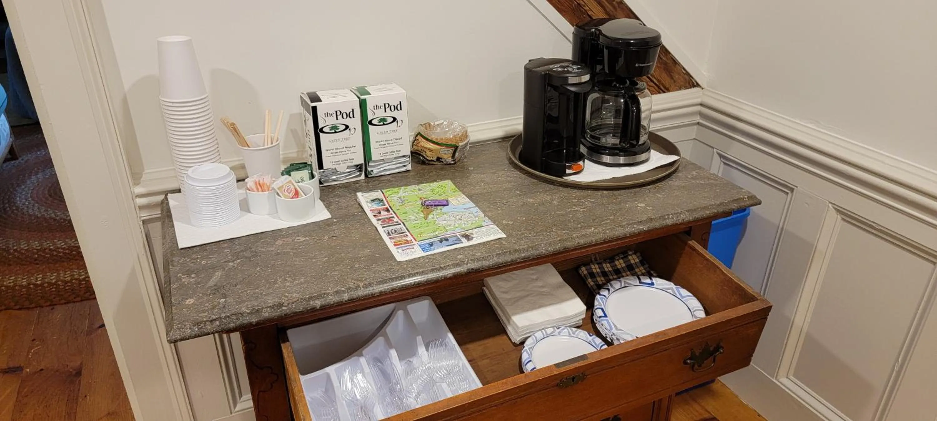 Coffee/tea facilities in Hawks House Inn