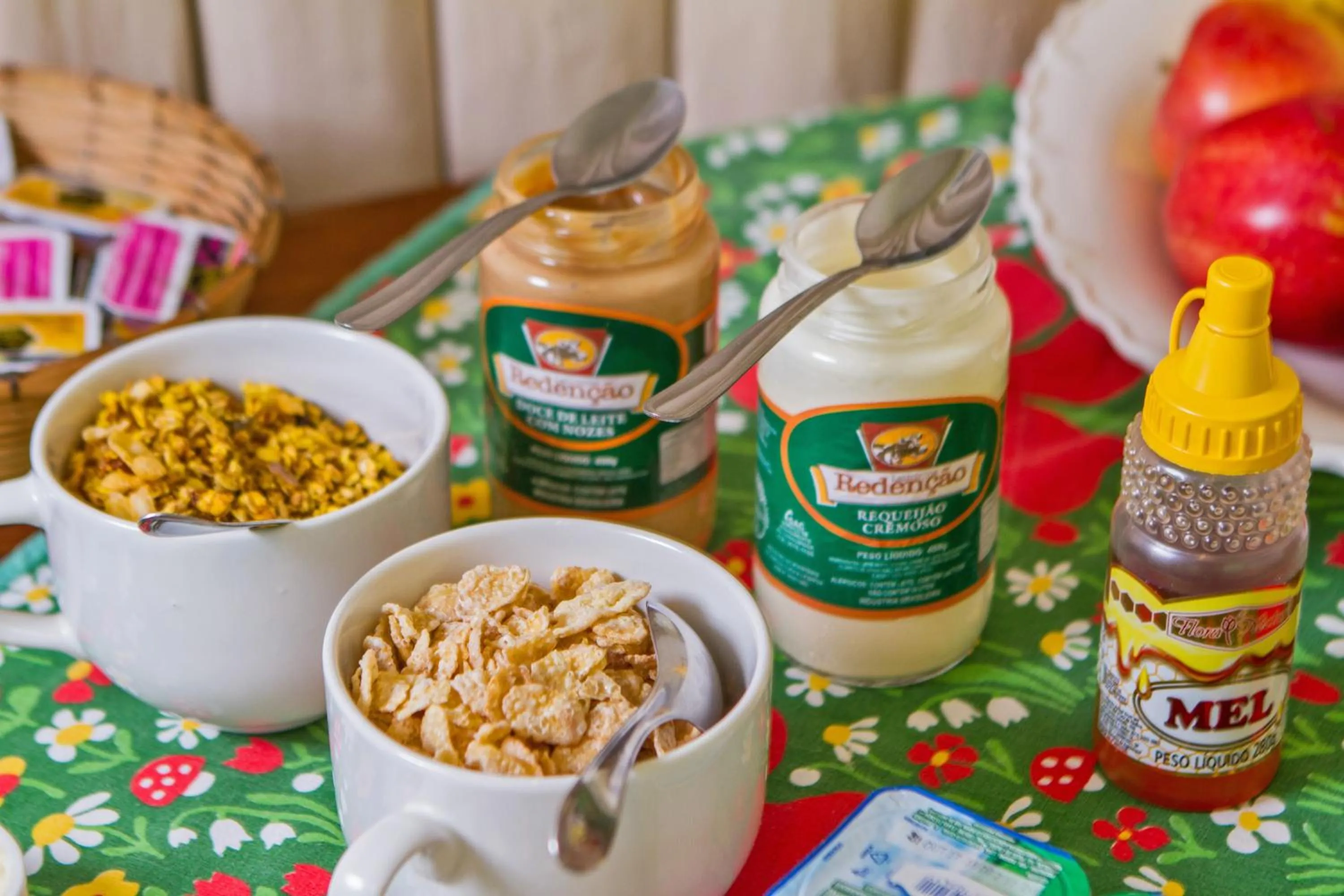 Buffet breakfast in Pousada Casa Mantiqueira - Próxima ao Capivarí e opções de Hidromassagem