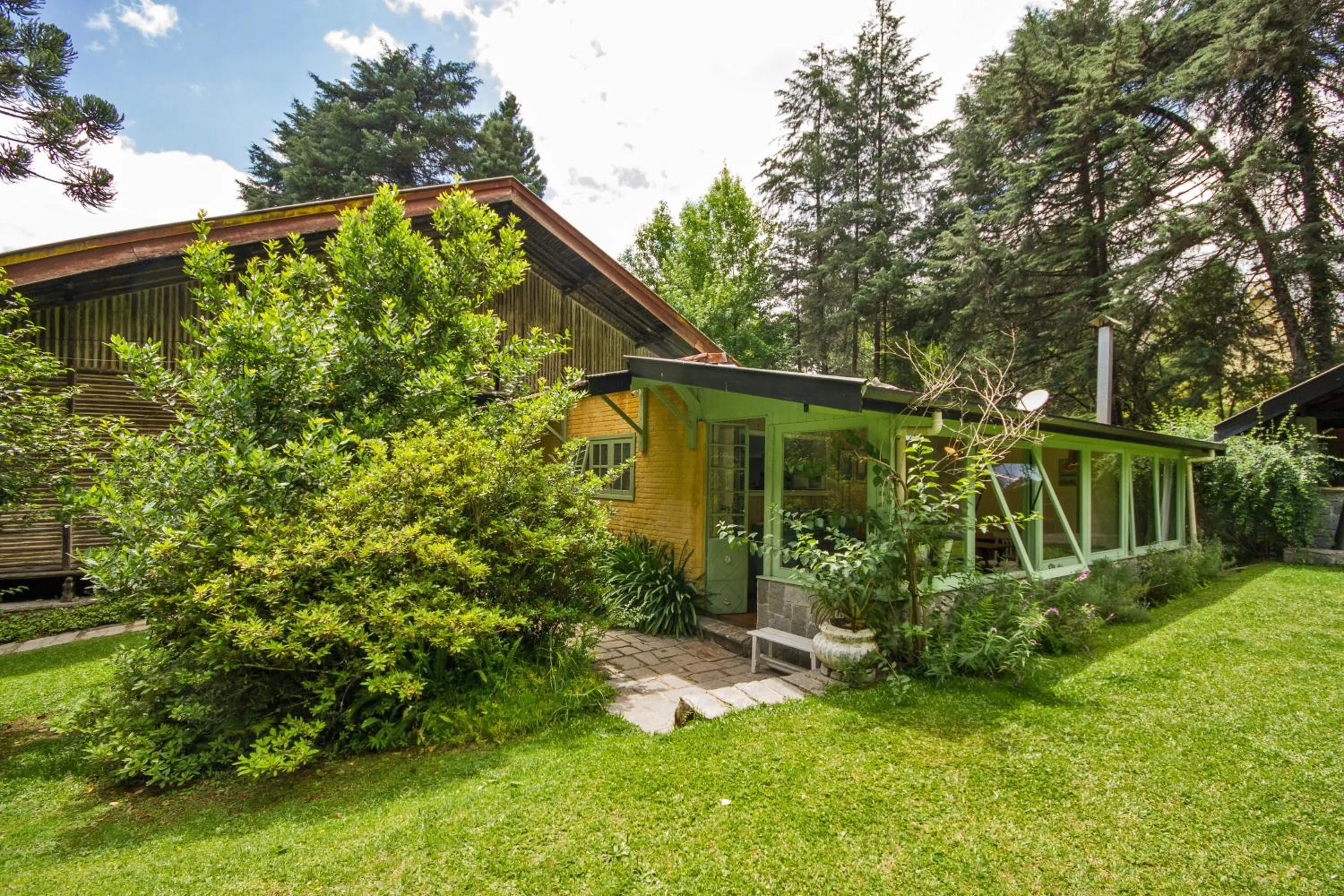 Facade/entrance in Pousada Casa Mantiqueira - Próxima ao Capivarí e opções de Hidromassagem