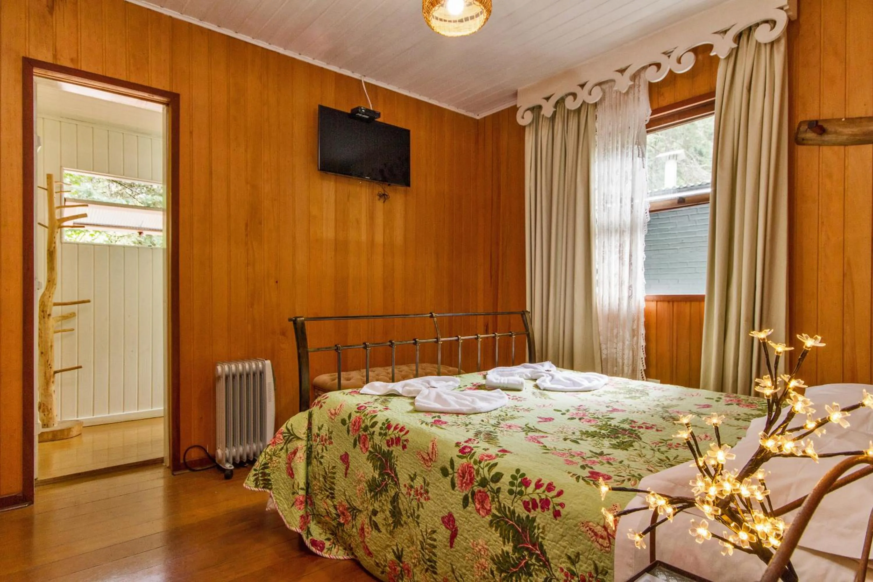 Bedroom, Bed in Pousada Casa Mantiqueira - Próxima ao Capivarí e opções de Hidromassagem