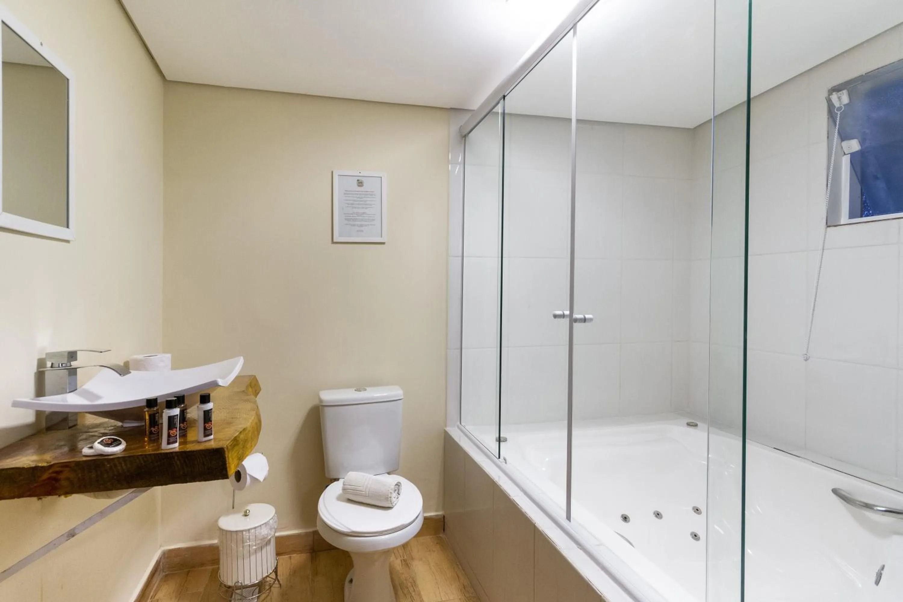 Bath in Pousada Casa Mantiqueira - Próxima ao Capivarí e opções de Hidromassagem