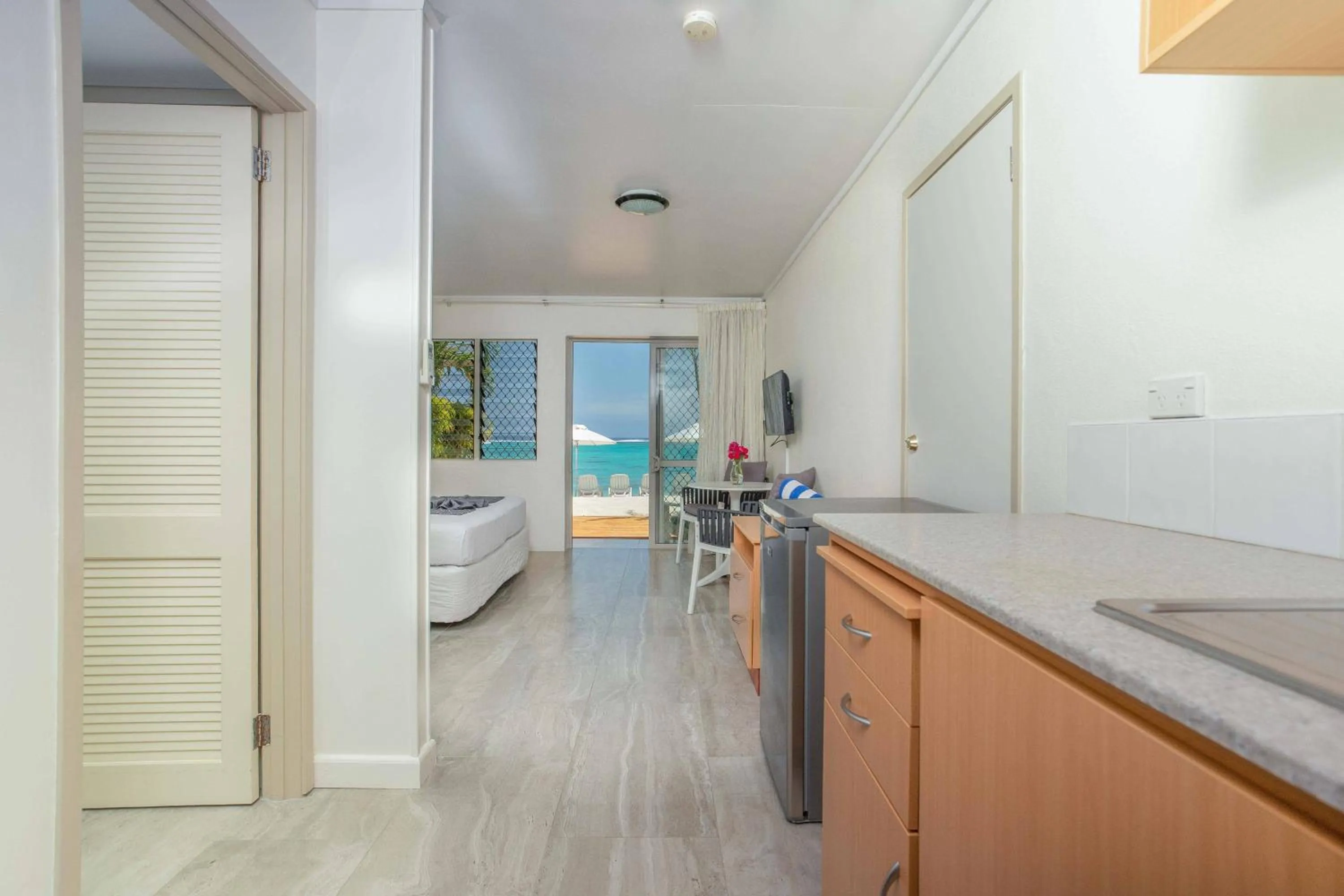 Kitchen or kitchenette in Moana Sands Beachfront Hotel