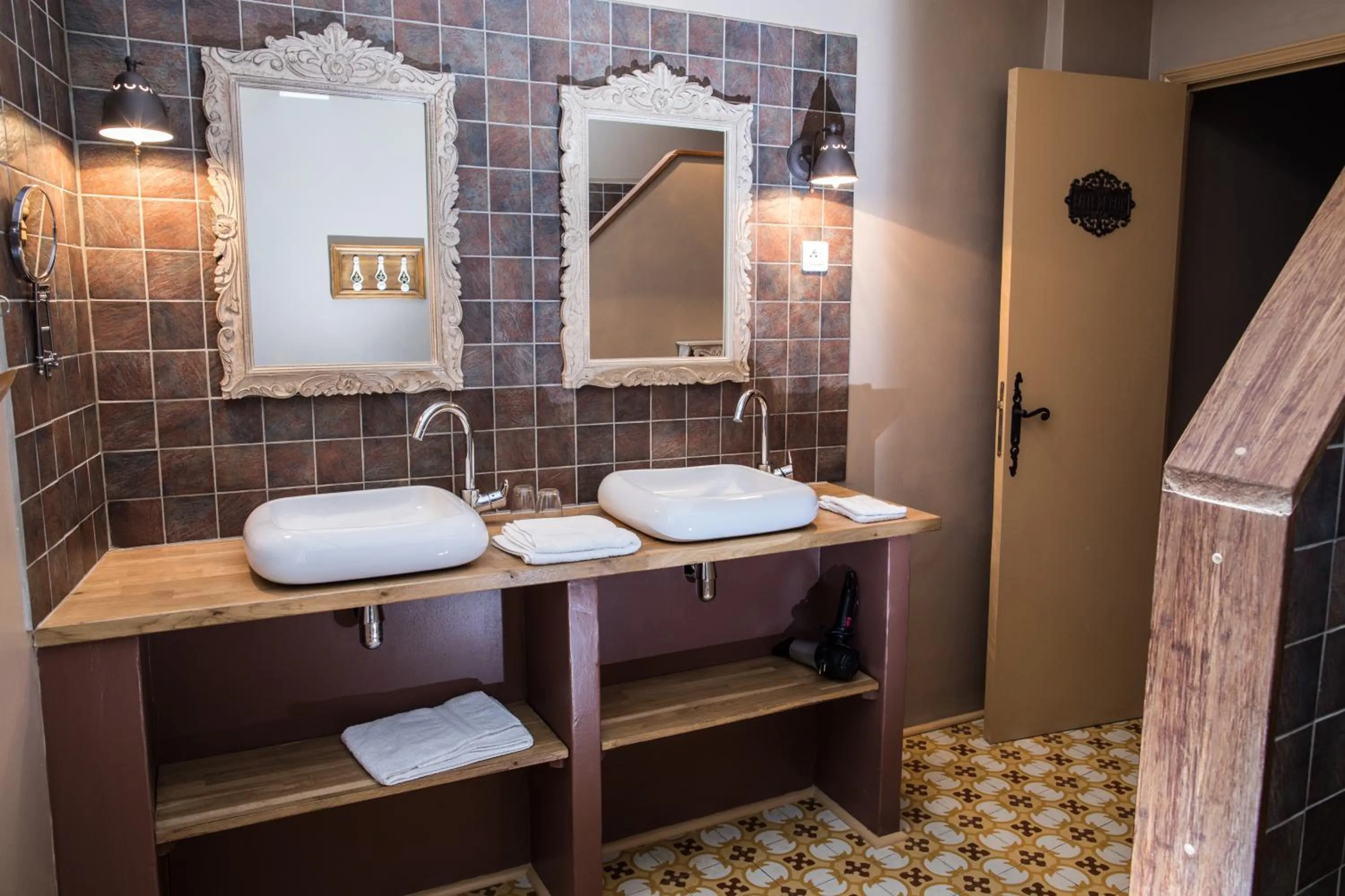 Property building in O'palmier Caché