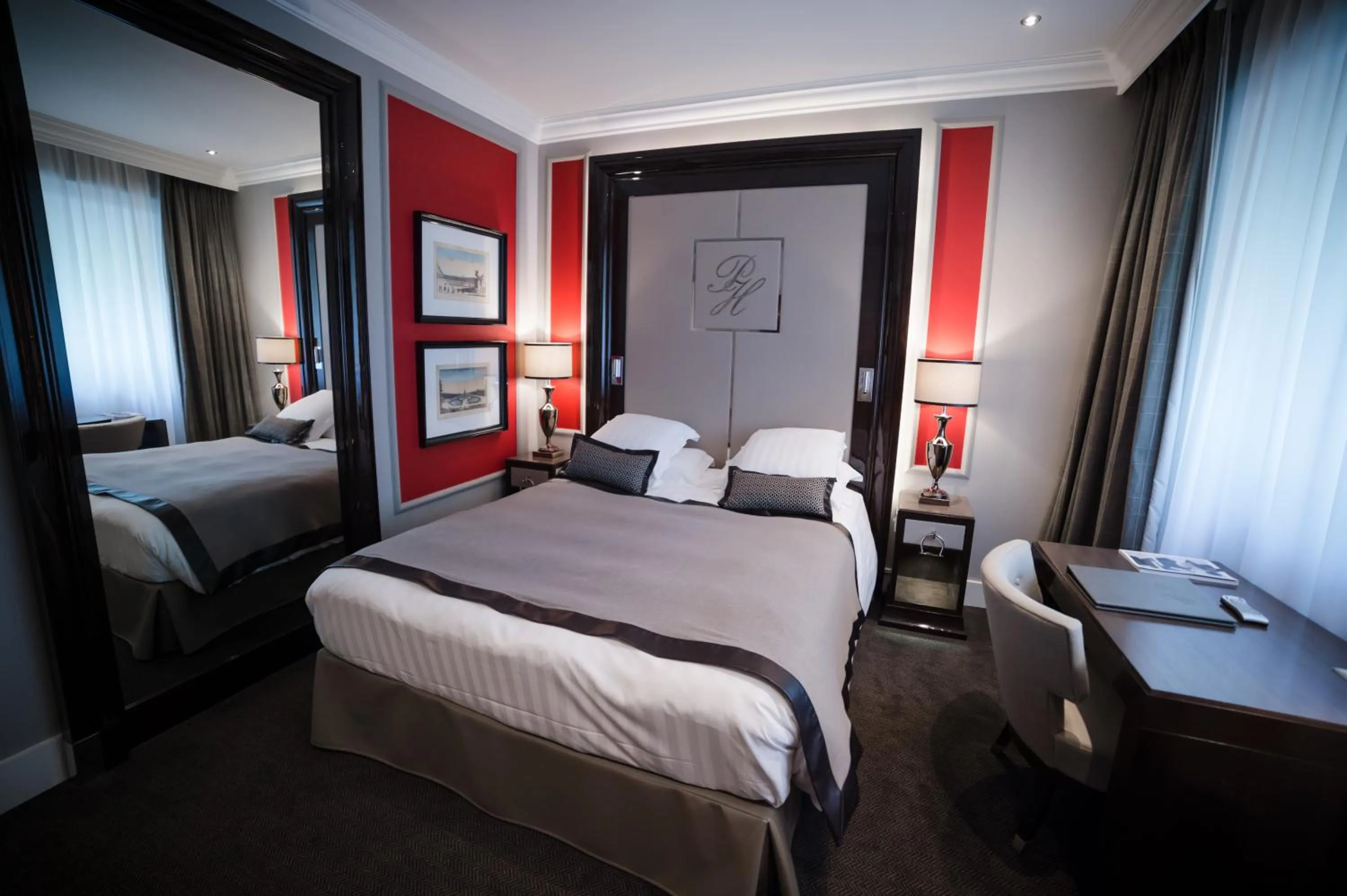 Photo of the whole room, Bed in Park Hotel Grenoble - MGallery Collection