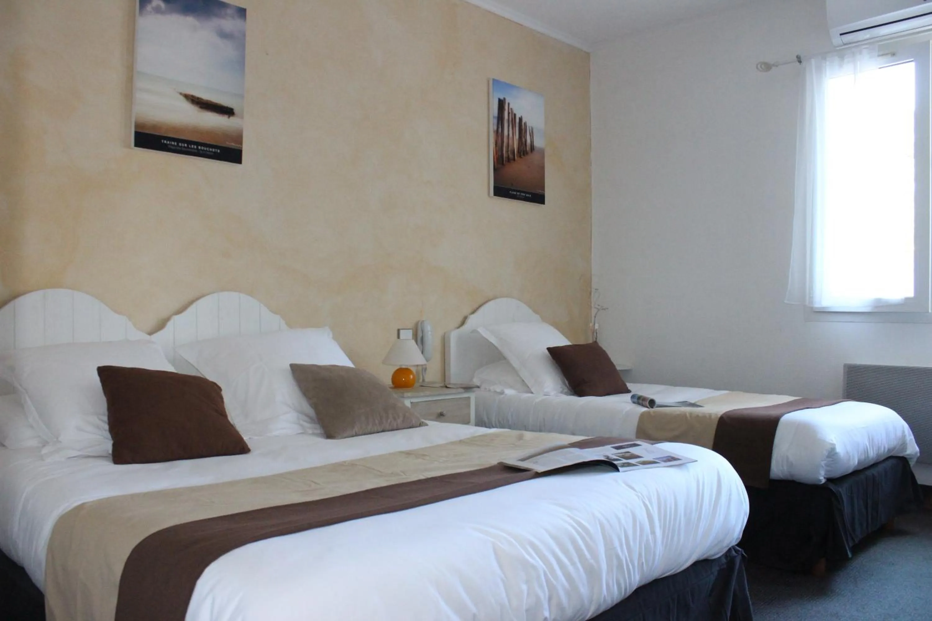 Bedroom, Bed in Le Heron Cendré