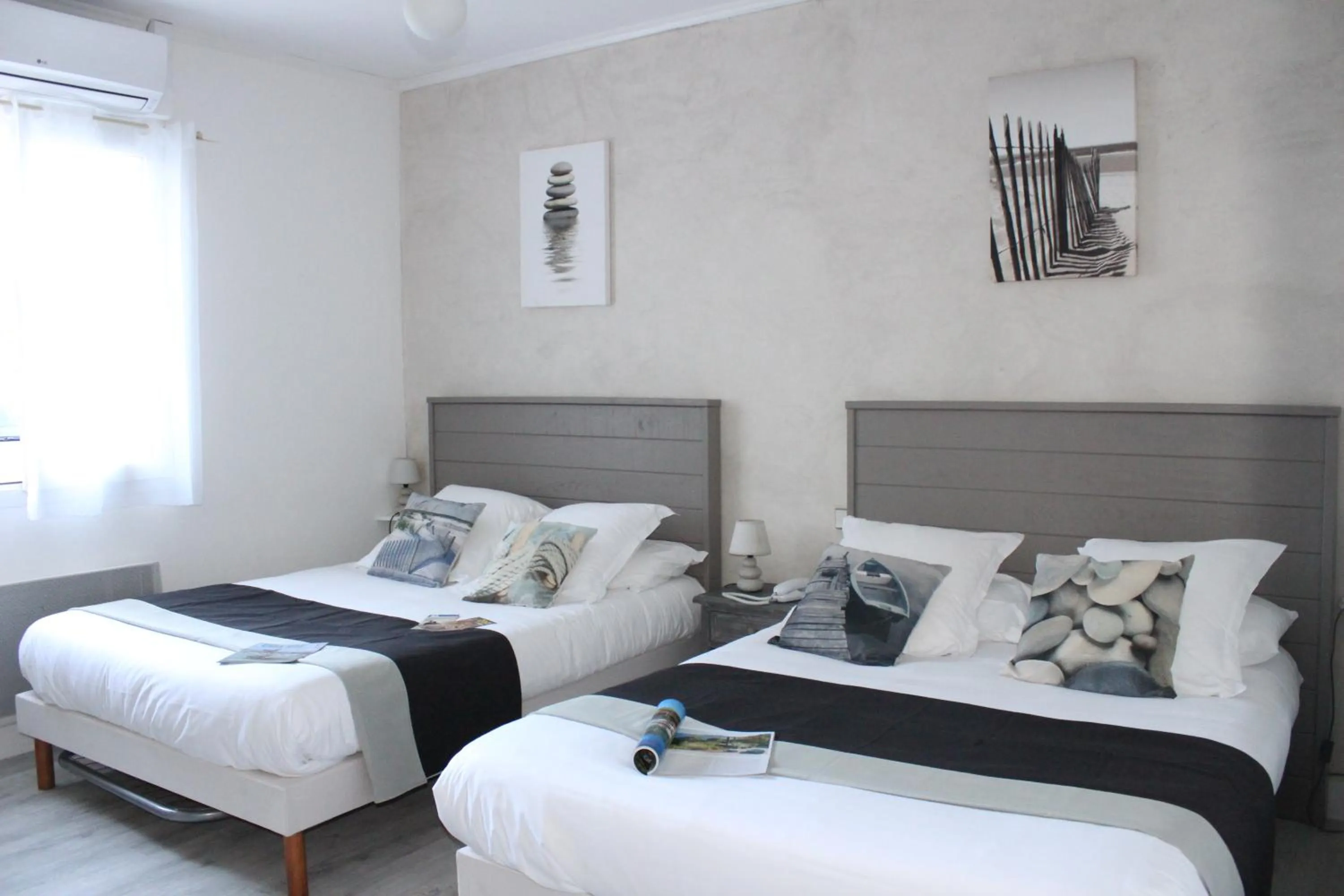 Photo of the whole room, Bed in Le Heron Cendré