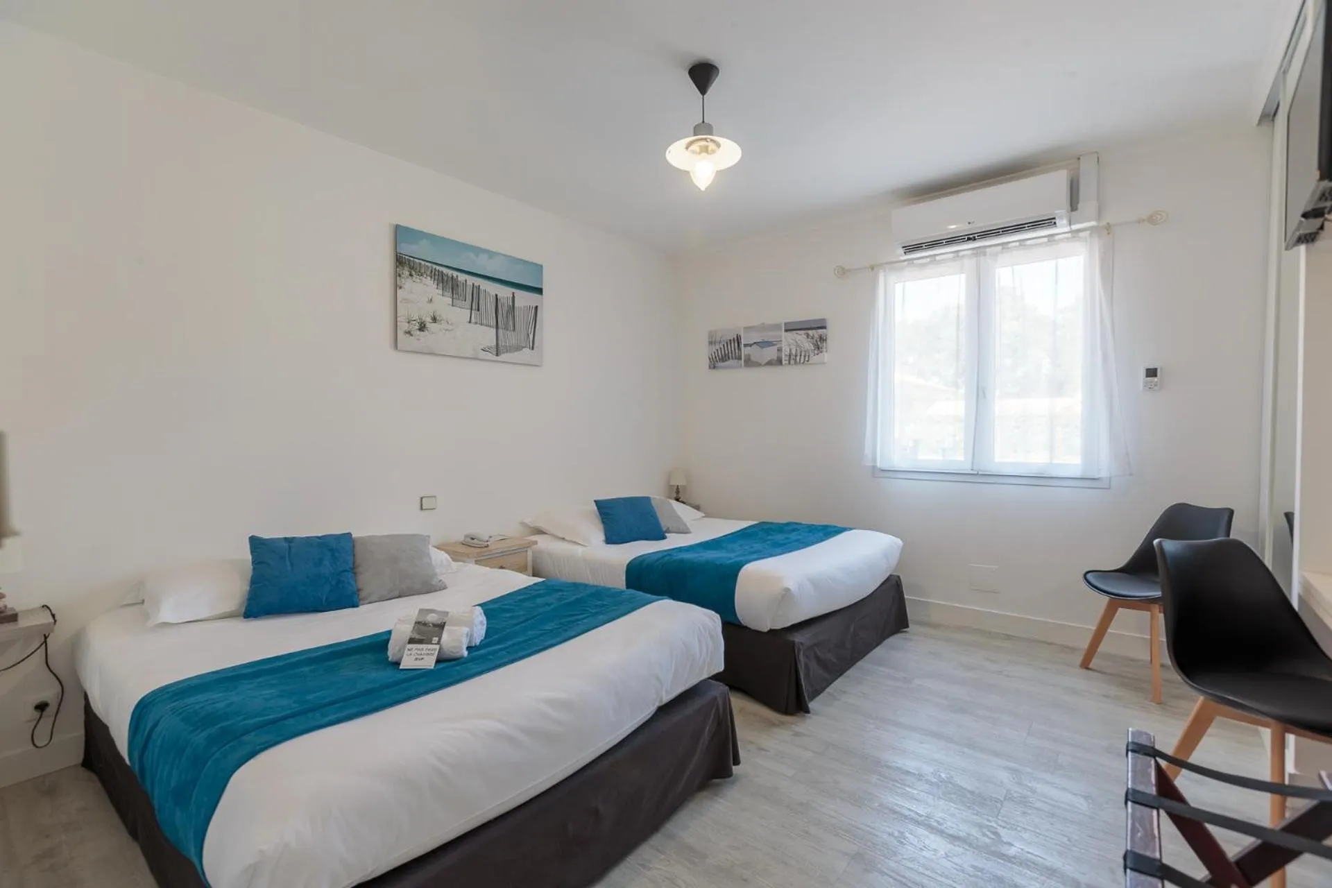 Photo of the whole room, Bed in Le Heron Cendré