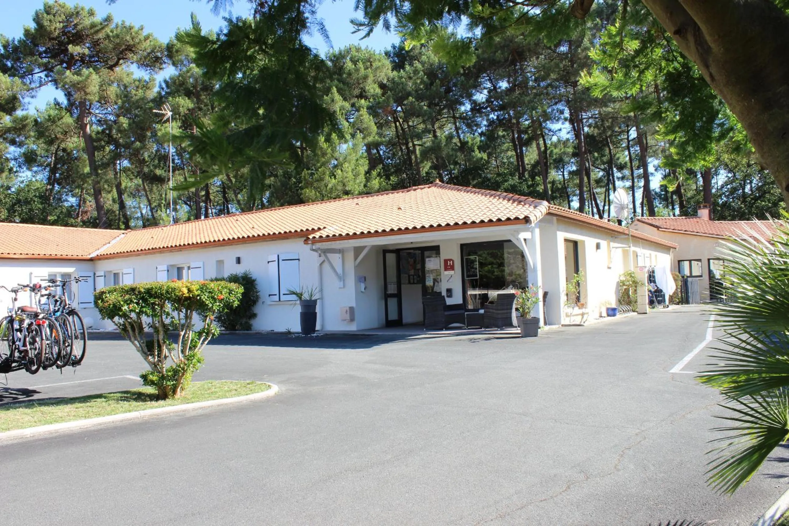 Facade/entrance in Le Heron Cendré