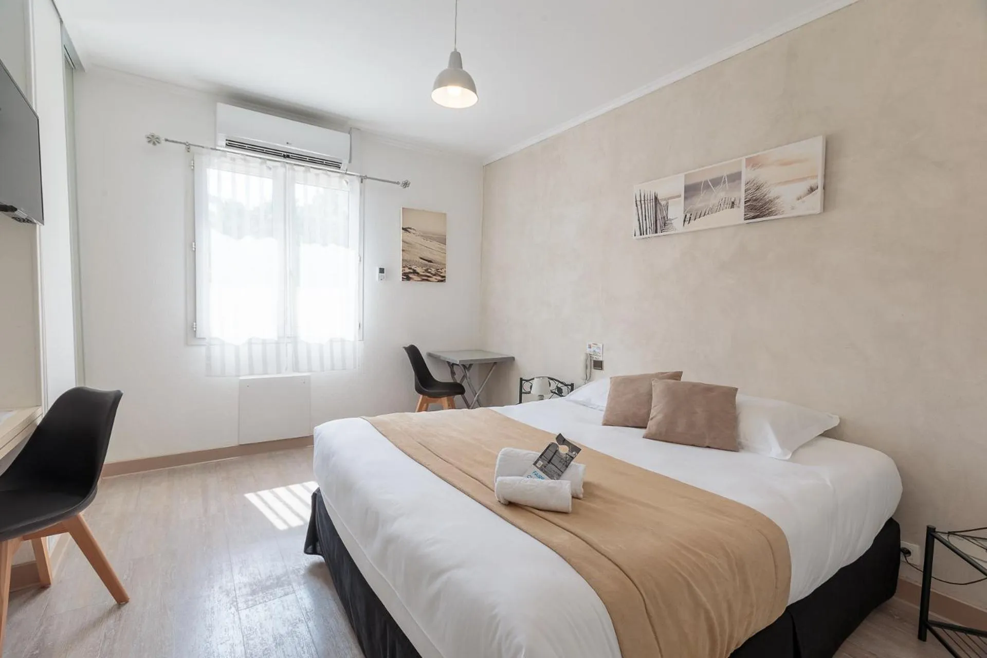 Photo of the whole room, Bed in Le Heron Cendré